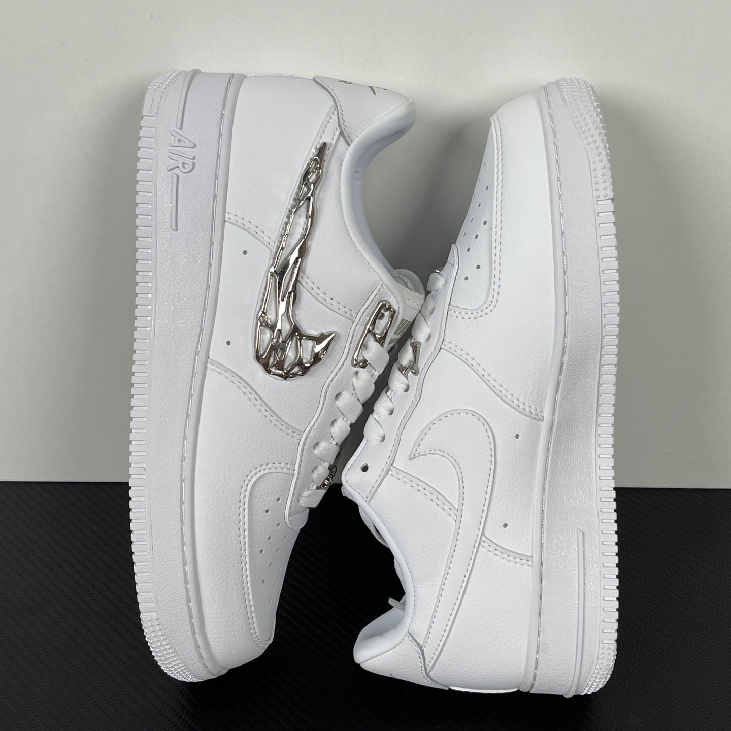 特价    
【纯原】！NK Air Force 1 Low ‘07 空军一号低帮经典板鞋 液态银！
货