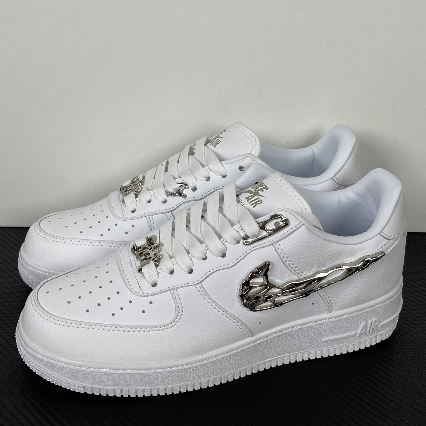 特价    
【纯原】！NK Air Force 1 Low ‘07 空军一号低帮经典板鞋 液态银！
货