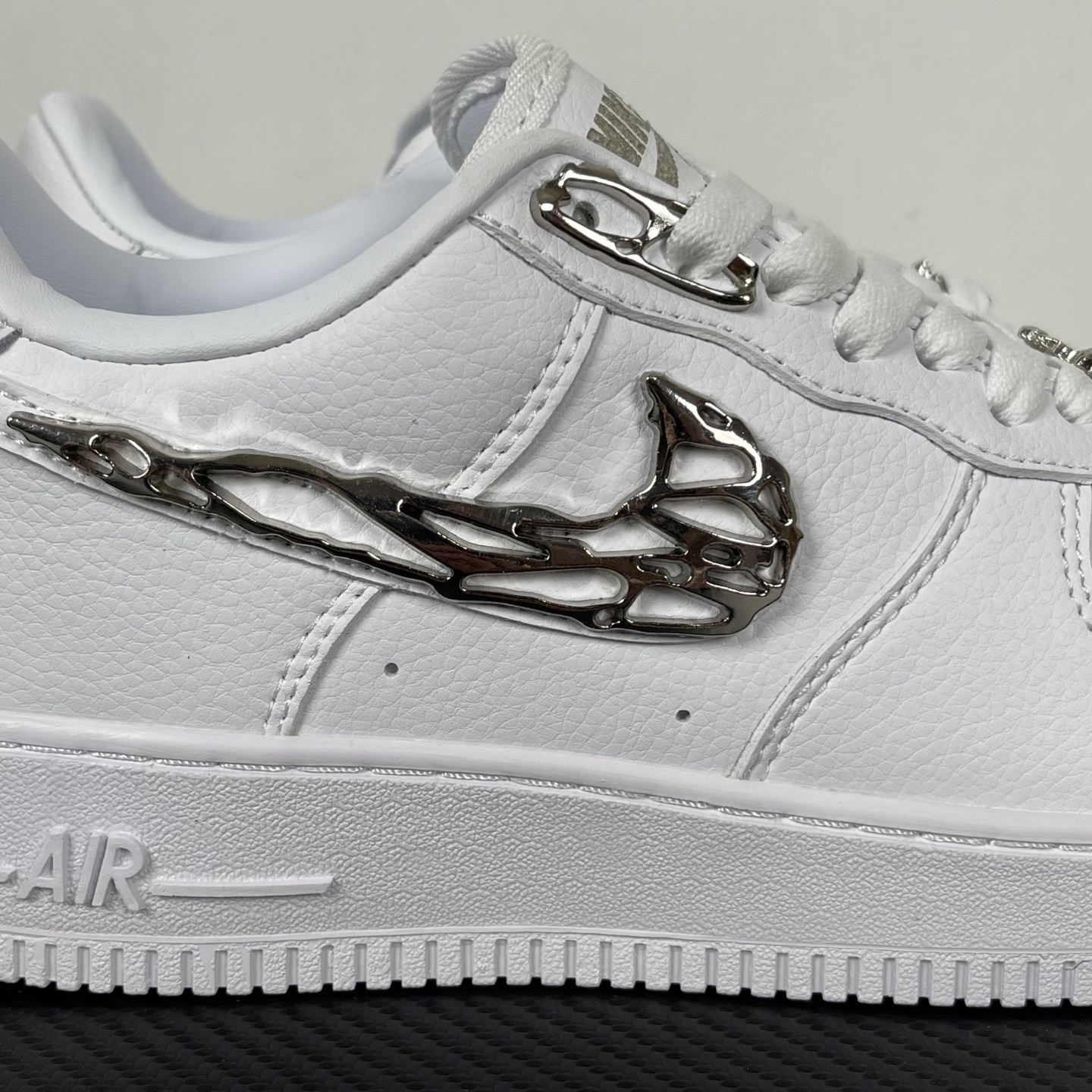 特价    
【纯原】！NK Air Force 1 Low ‘07 空军一号低帮经典板鞋 液态银！
货