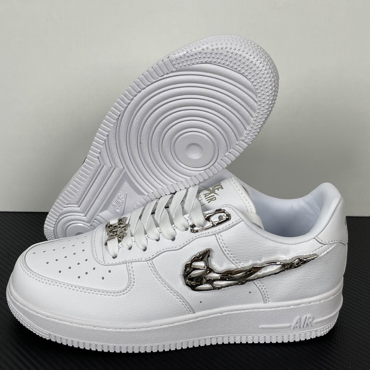 特价    
【纯原】！NK Air Force 1 Low ‘07 空军一号低帮经典板鞋 液态银！
货