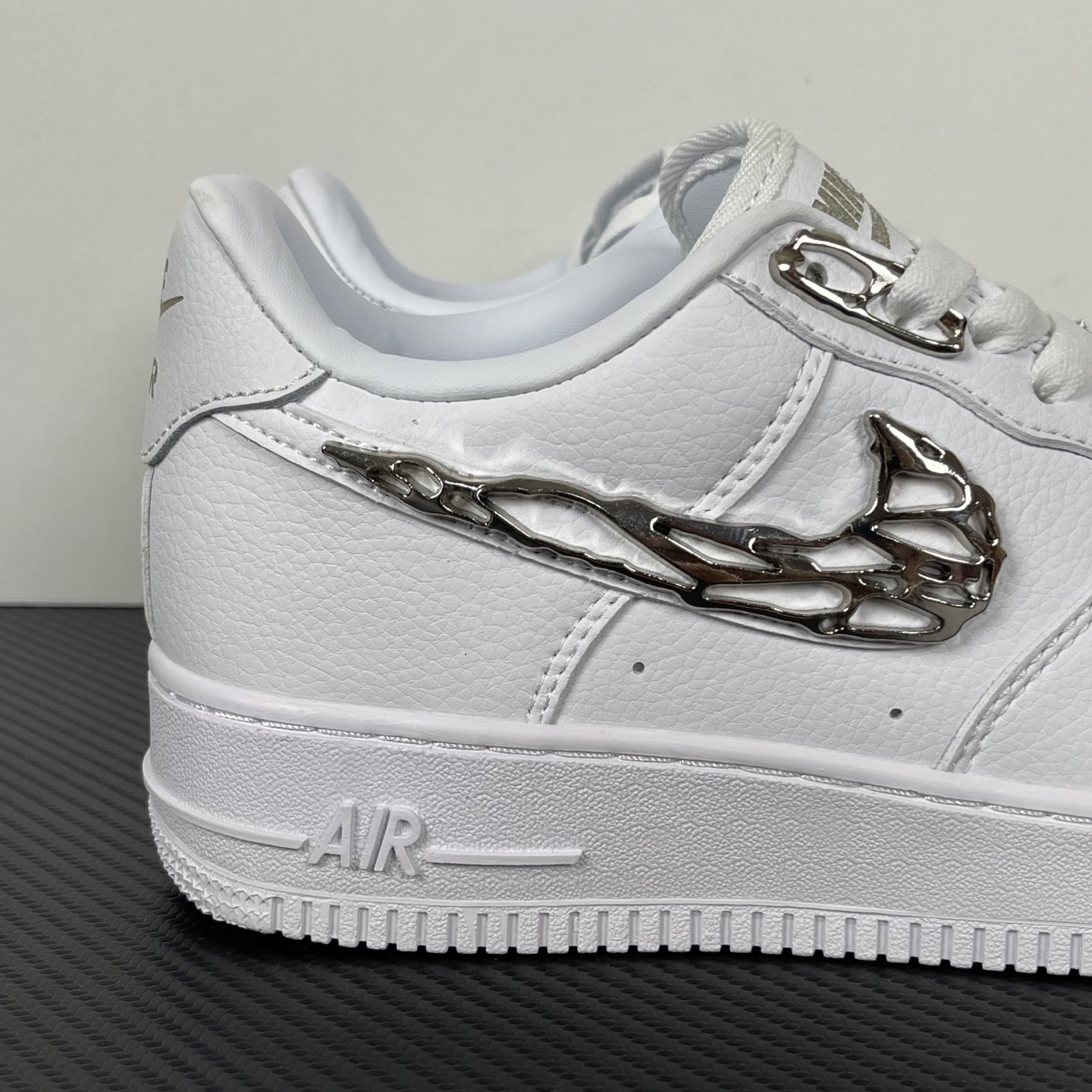 特价    
【纯原】！NK Air Force 1 Low ‘07 空军一号低帮经典板鞋 液态银！
货