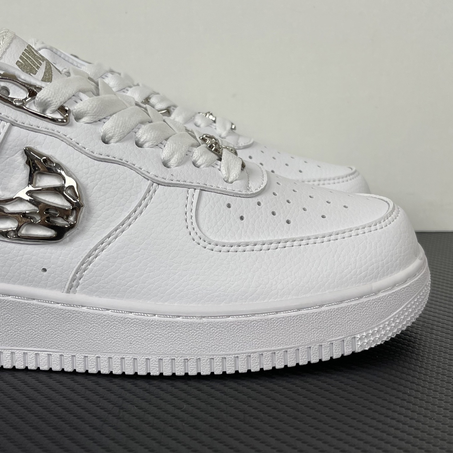 特价    
【纯原】！NK Air Force 1 Low ‘07 空军一号低帮经典板鞋 液态银！
货