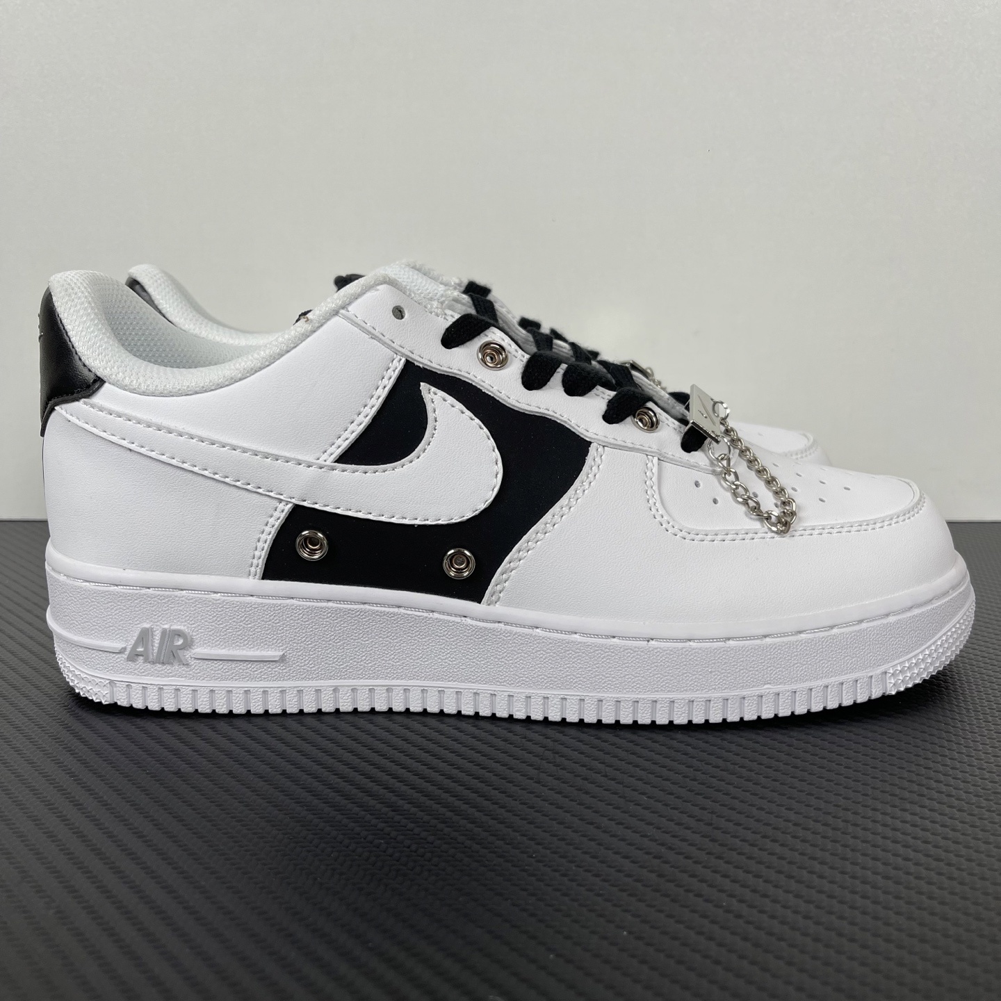 特价
【纯原】!NK Air Force 1 Low ‘07 空军一号低帮经典板鞋 黑白!
货号