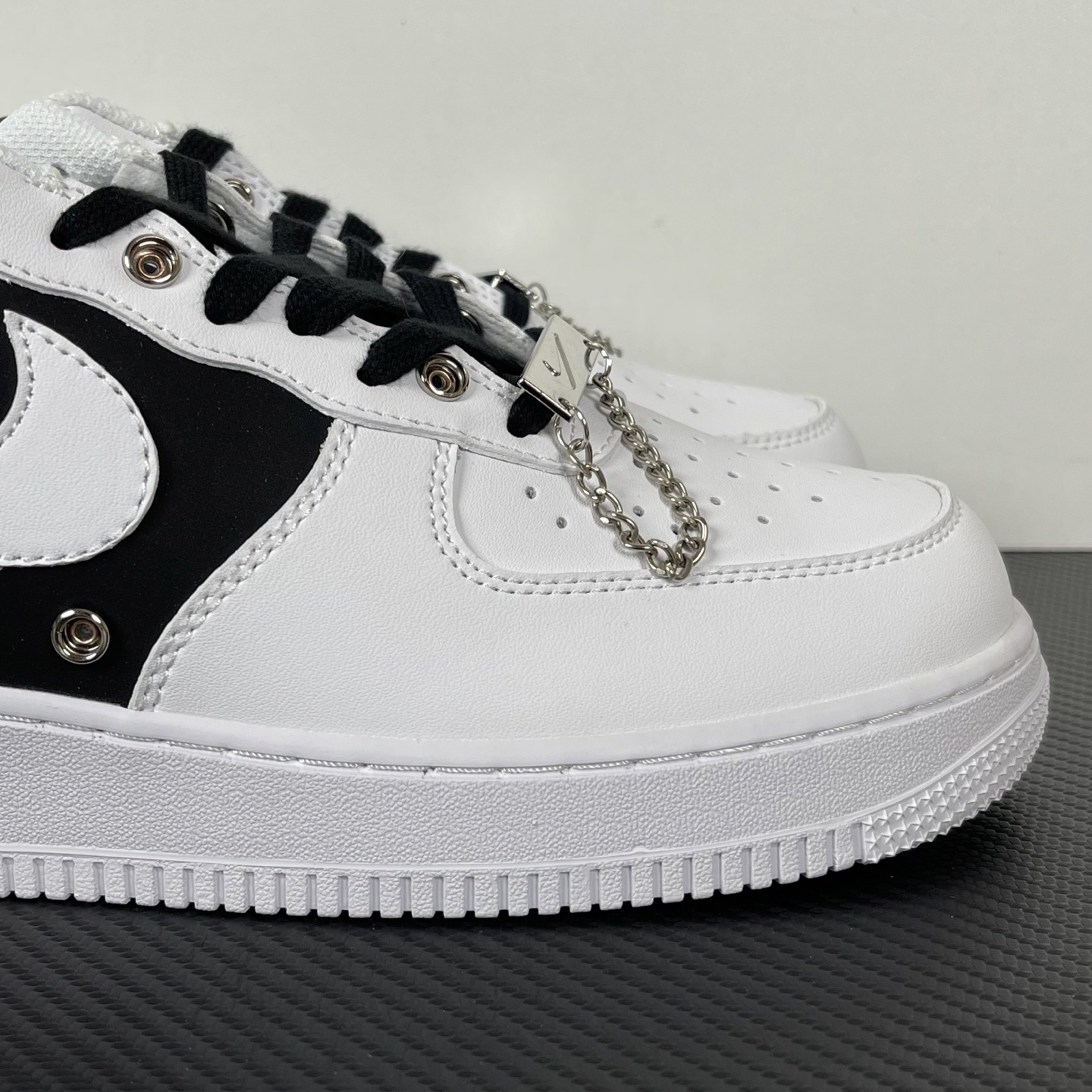 特价
【纯原】!NK Air Force 1 Low ‘07 空军一号低帮经典板鞋 黑白!
货号