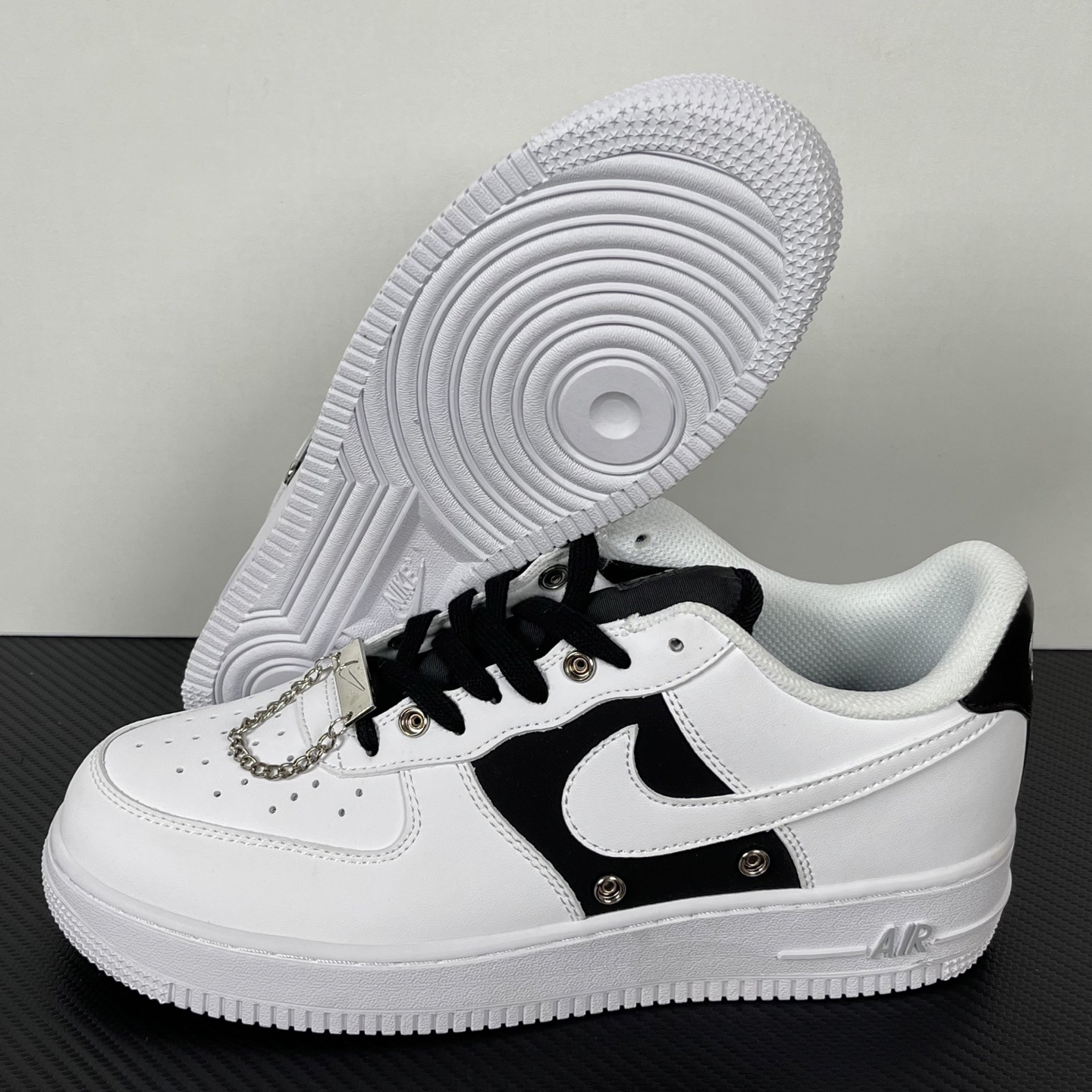 特价
【纯原】!NK Air Force 1 Low ‘07 空军一号低帮经典板鞋 黑白!
货号
