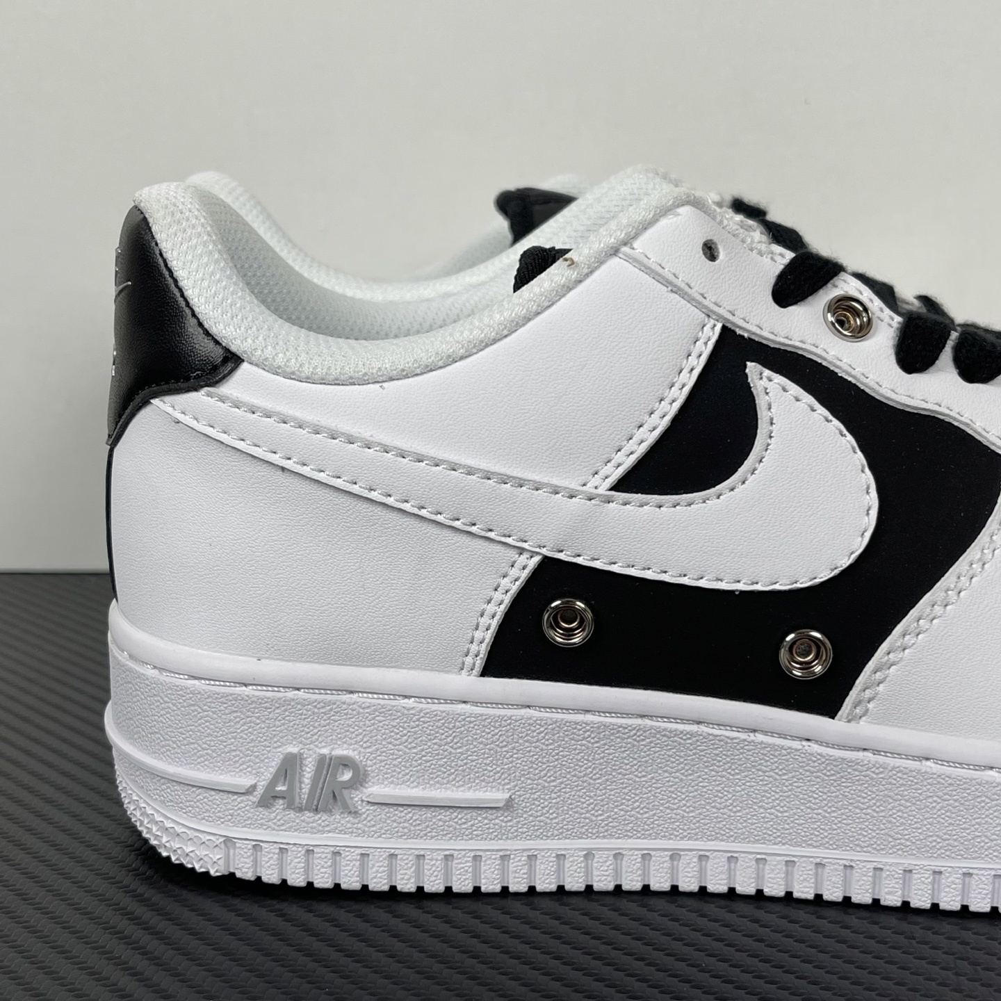 特价
【纯原】!NK Air Force 1 Low ‘07 空军一号低帮经典板鞋 黑白!
货号