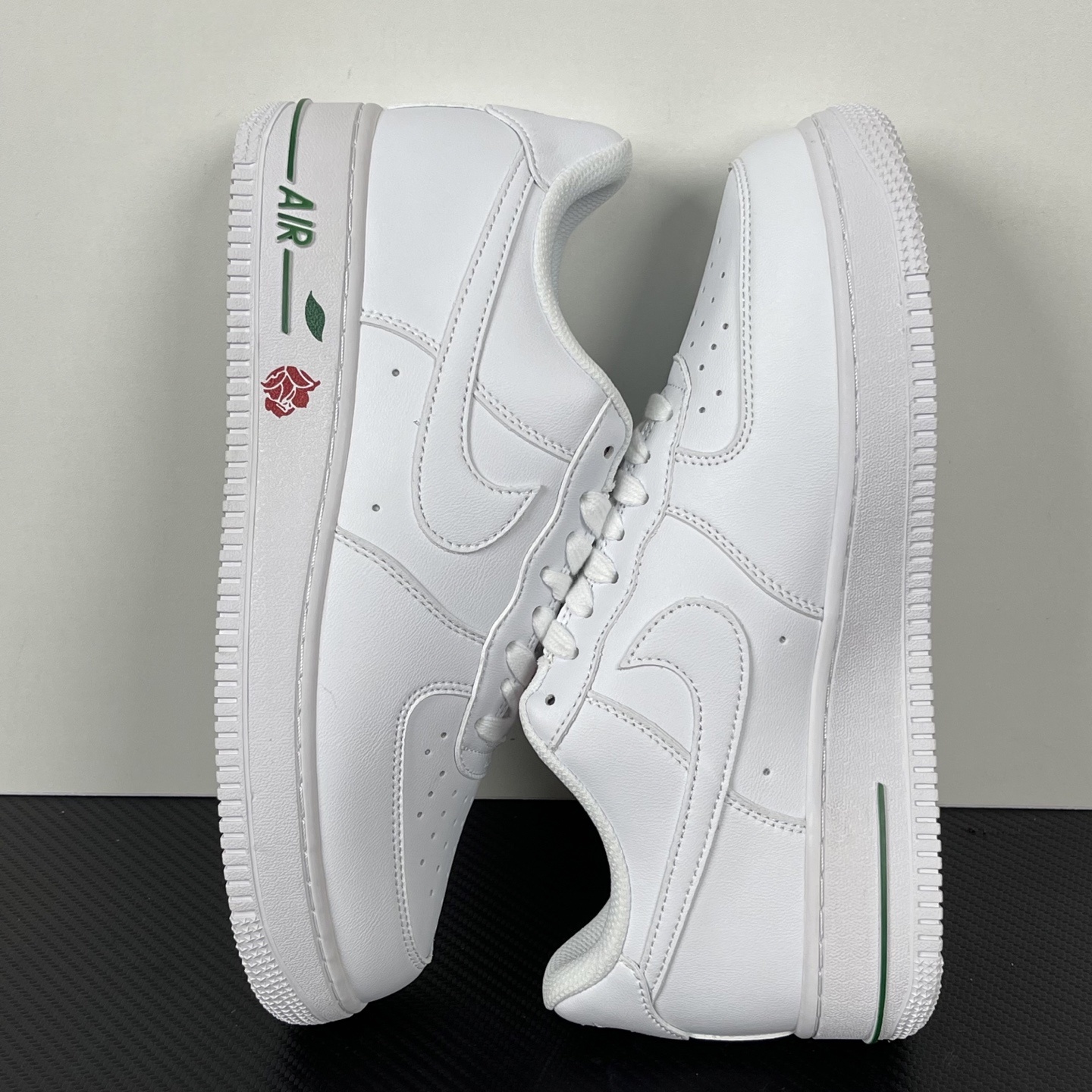 特价
【纯原】!NK Air Force 1 Low ‘07 空军一号低帮经典板鞋 白玫瑰!
货