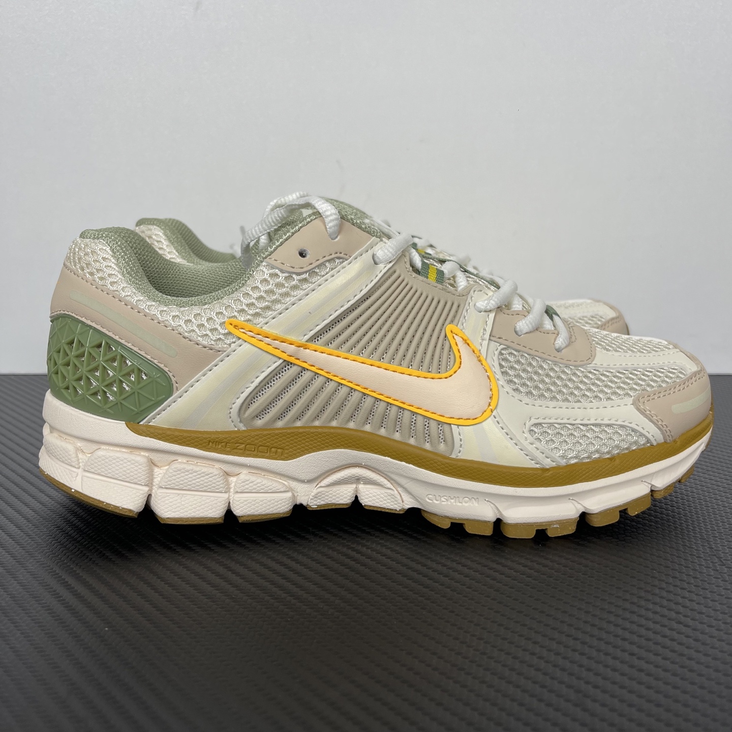 NK Zoom Vomero 5 佛莫罗5代系列经典复古运动慢跑鞋 米白黄绿！
货号：FQ6868-18