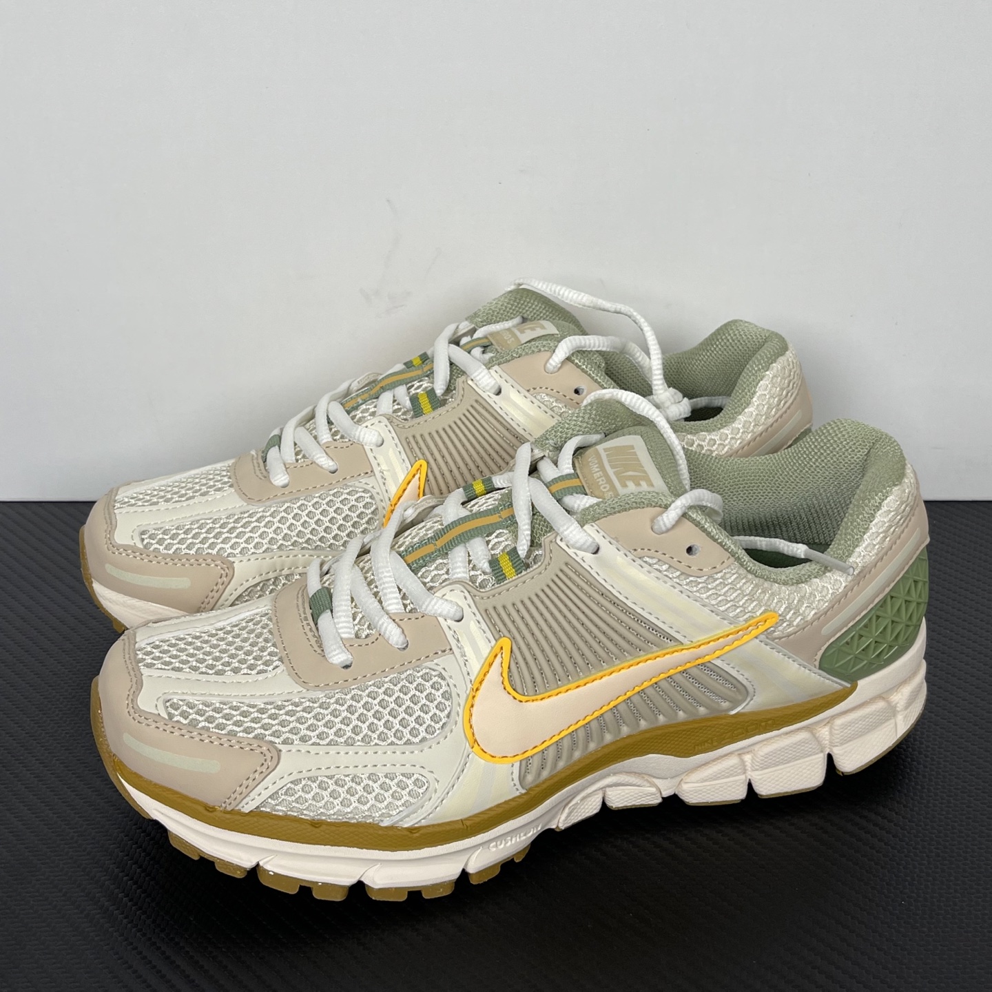 NK Zoom Vomero 5 佛莫罗5代系列经典复古运动慢跑鞋 米白黄绿！
货号：FQ6868-18
