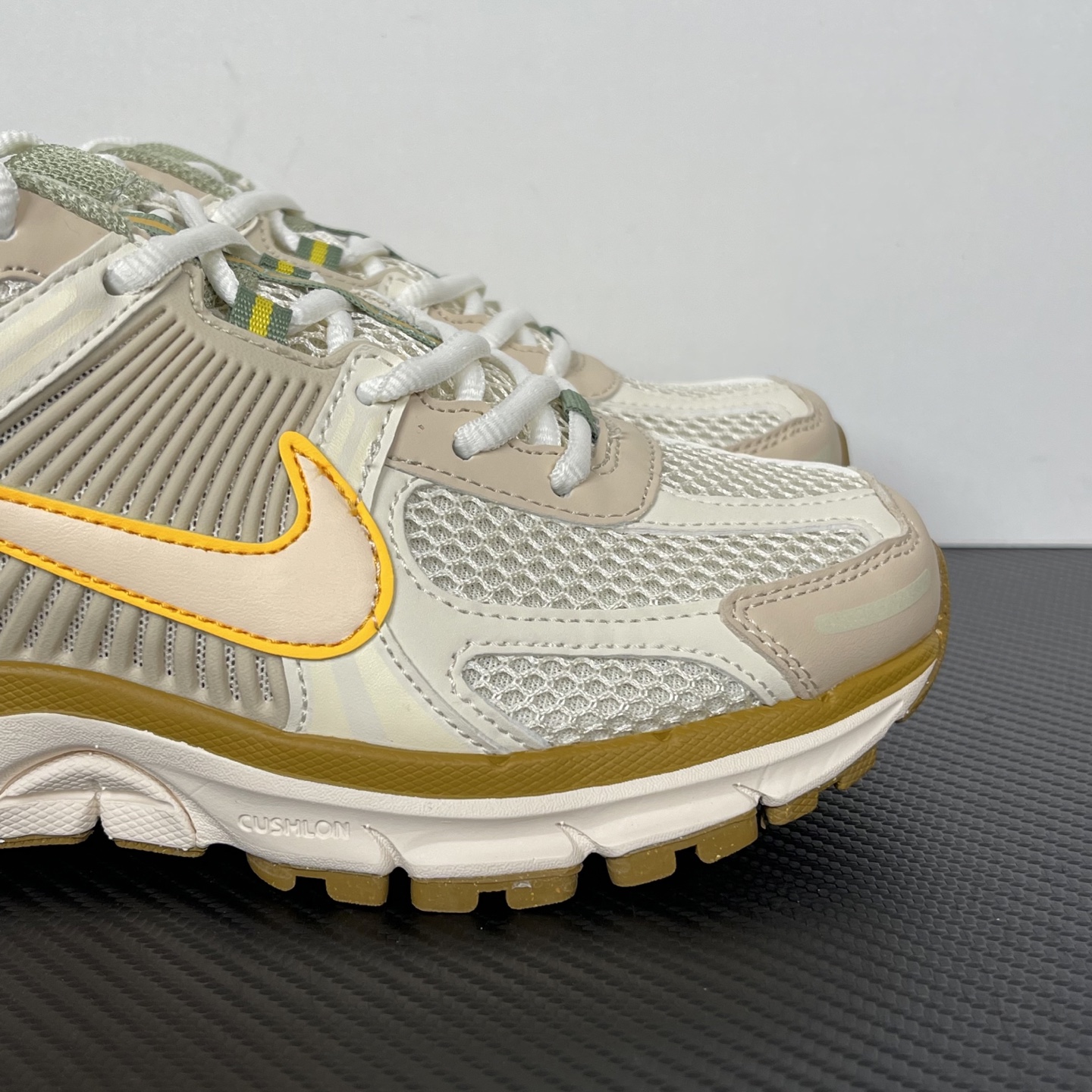 NK Zoom Vomero 5 佛莫罗5代系列经典复古运动慢跑鞋 米白黄绿！
货号：FQ6868-18