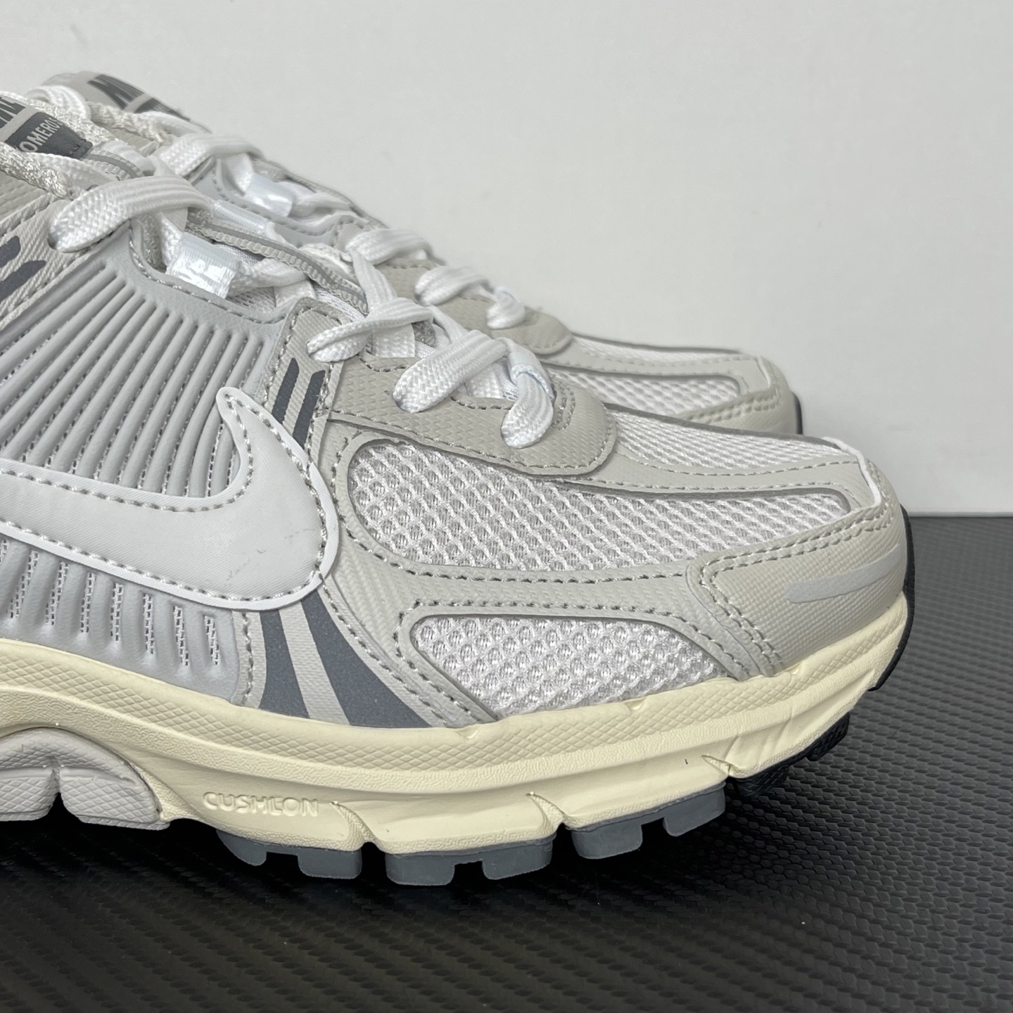 
NK Zoom Vomero 5 佛莫罗5代系列经典复古运动慢跑鞋 灰黑色！
货号：HF0731-00