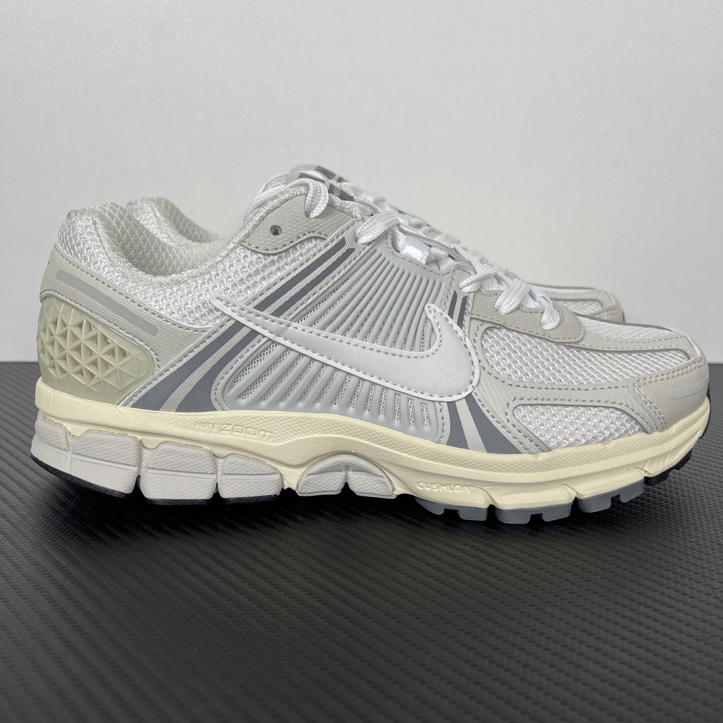 
NK Zoom Vomero 5 佛莫罗5代系列经典复古运动慢跑鞋 灰黑色！
货号：HF0731-00
