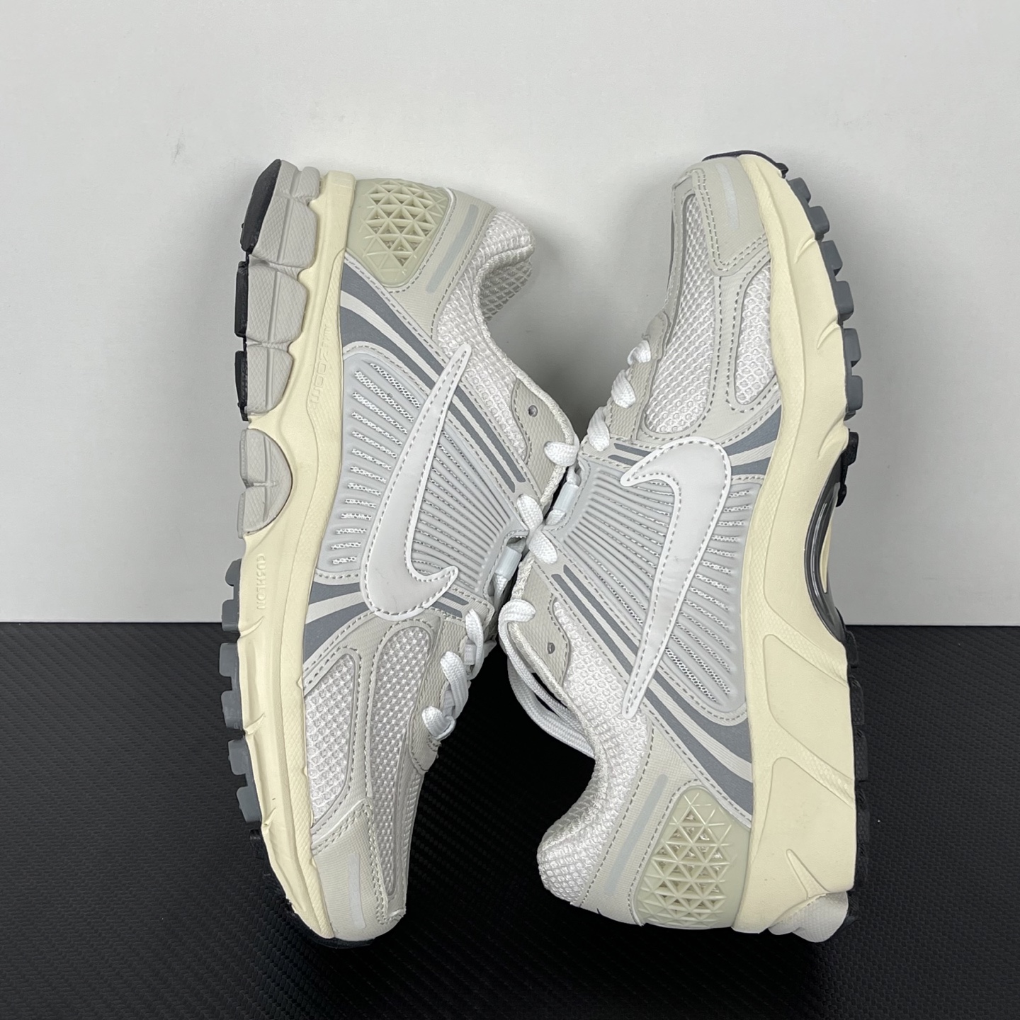 
NK Zoom Vomero 5 佛莫罗5代系列经典复古运动慢跑鞋 灰黑色！
货号：HF0731-00