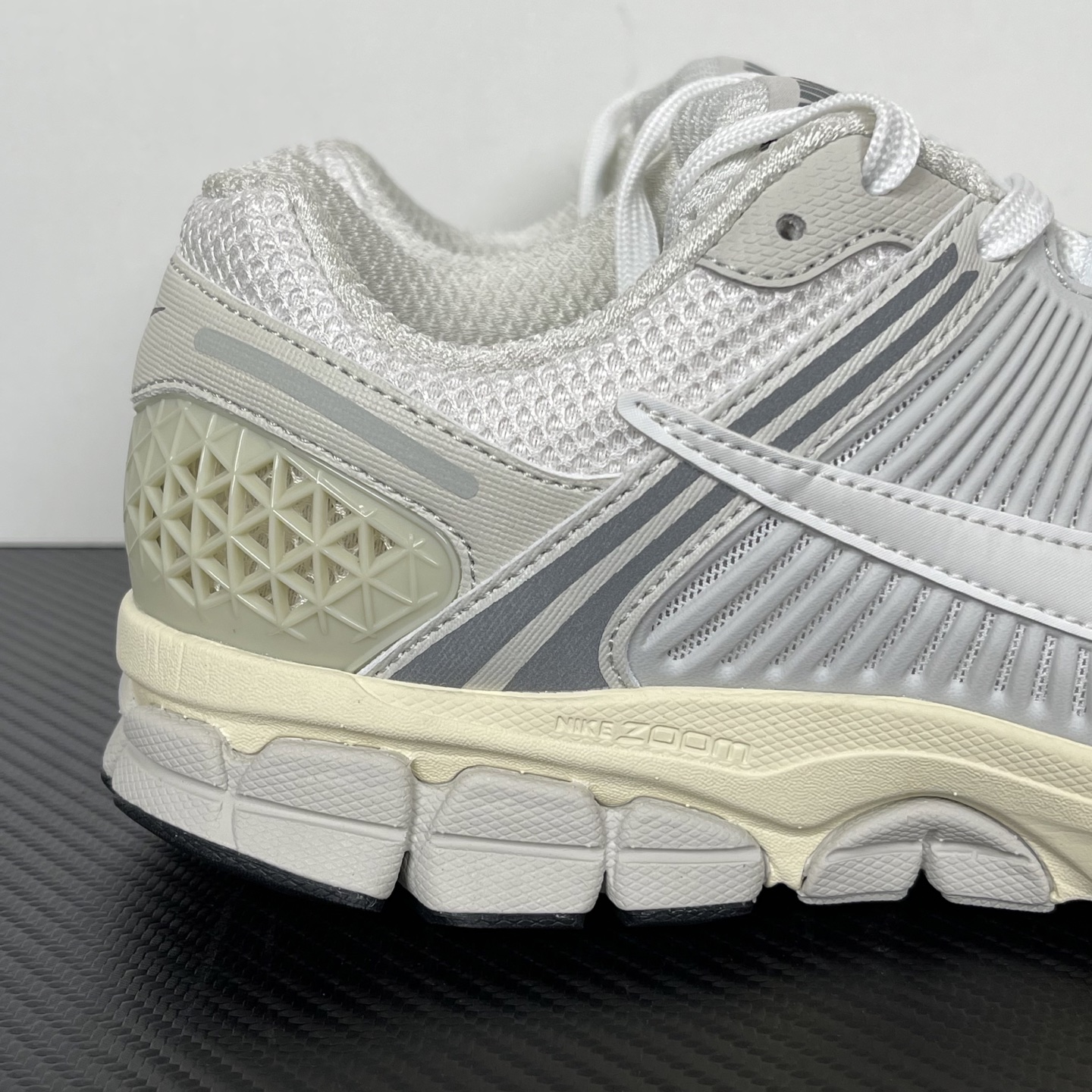 
NK Zoom Vomero 5 佛莫罗5代系列经典复古运动慢跑鞋 灰黑色！
货号：HF0731-00