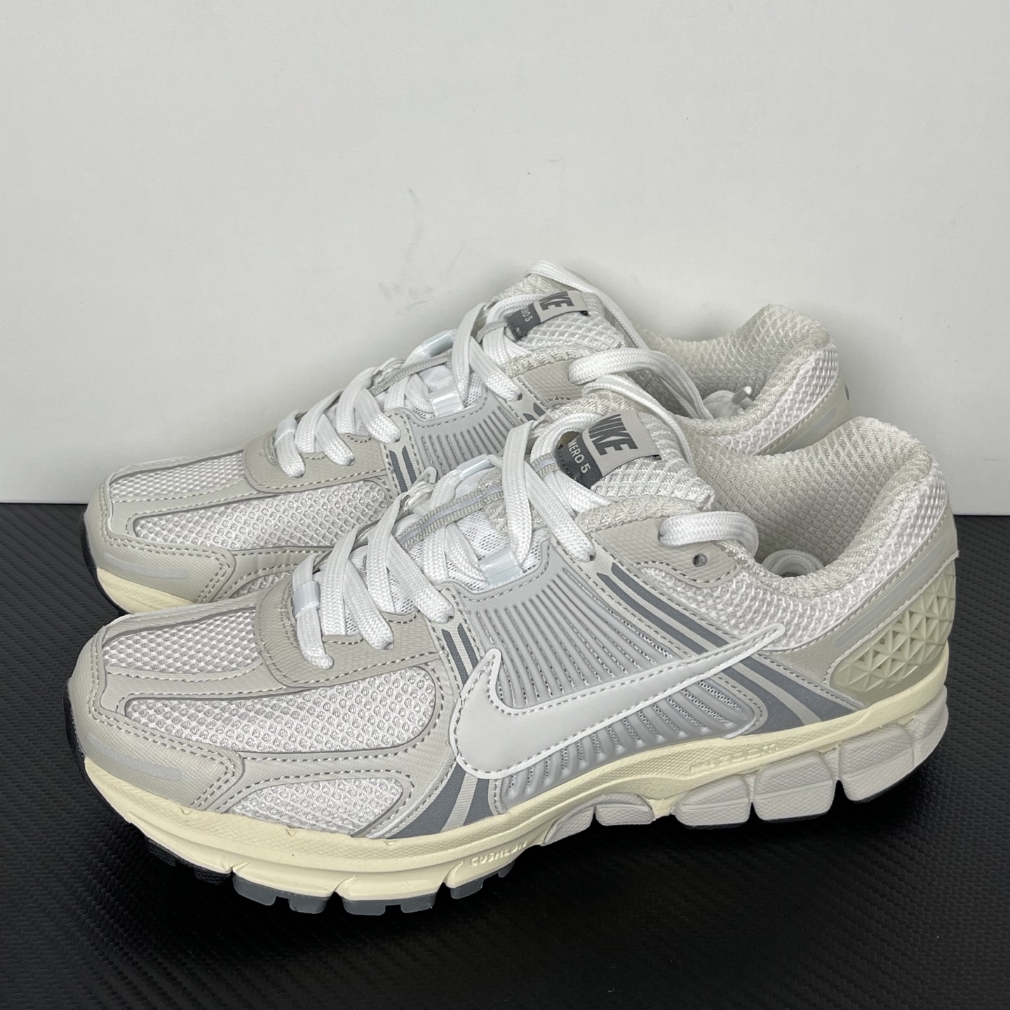 
NK Zoom Vomero 5 佛莫罗5代系列经典复古运动慢跑鞋 灰黑色！
货号：HF0731-00