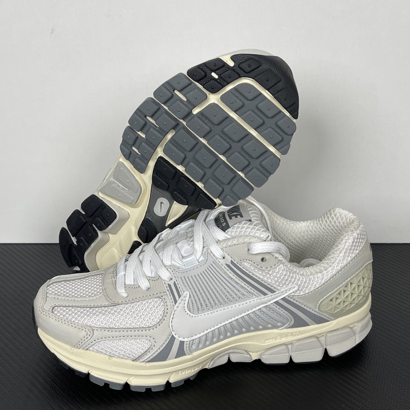 
NK Zoom Vomero 5 佛莫罗5代系列经典复古运动慢跑鞋 灰黑色！
货号：HF0731-00