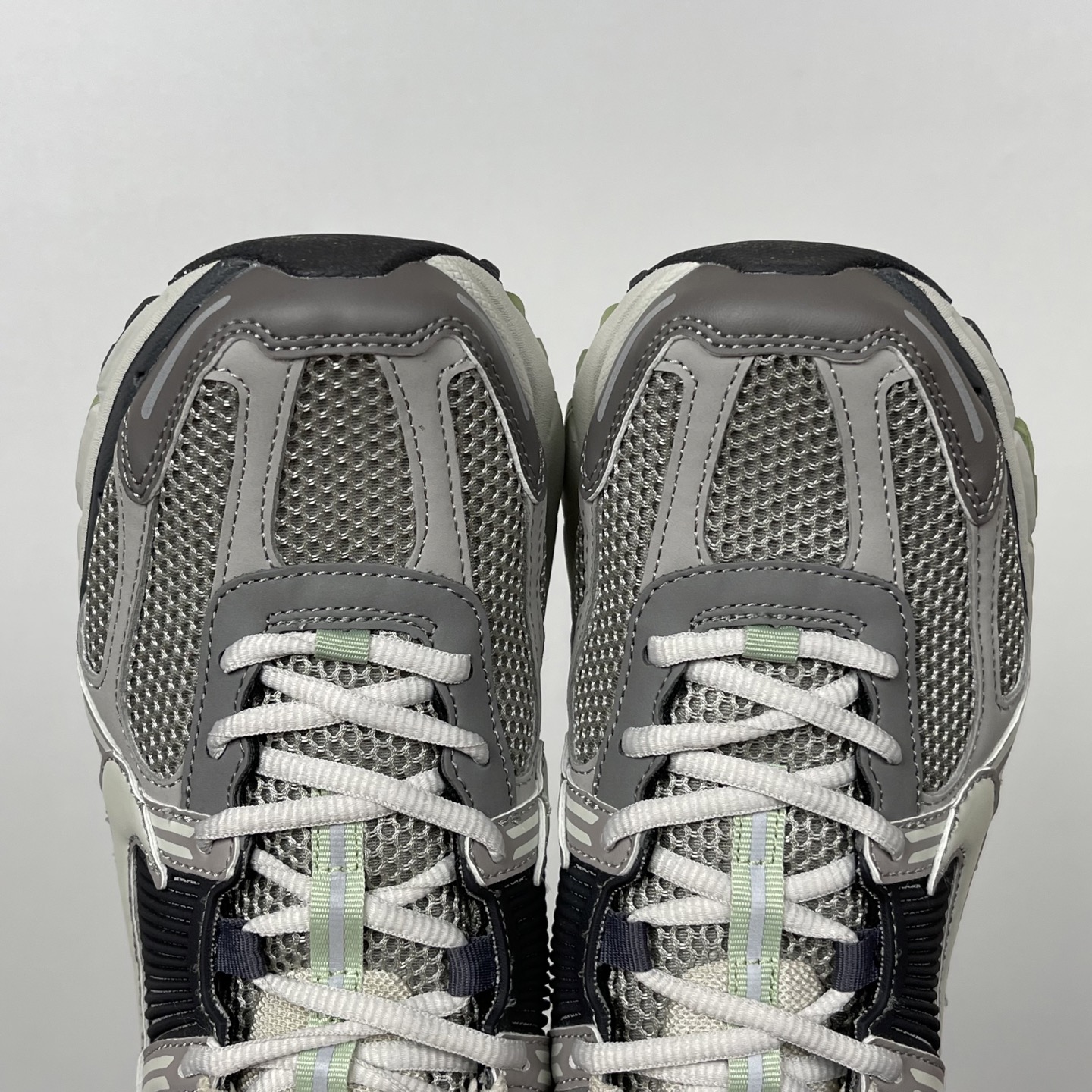 
NK Zoom Vomero 5 佛莫罗5代系列经典复古运动慢跑鞋 灰黑色！
货号：HF0731-00