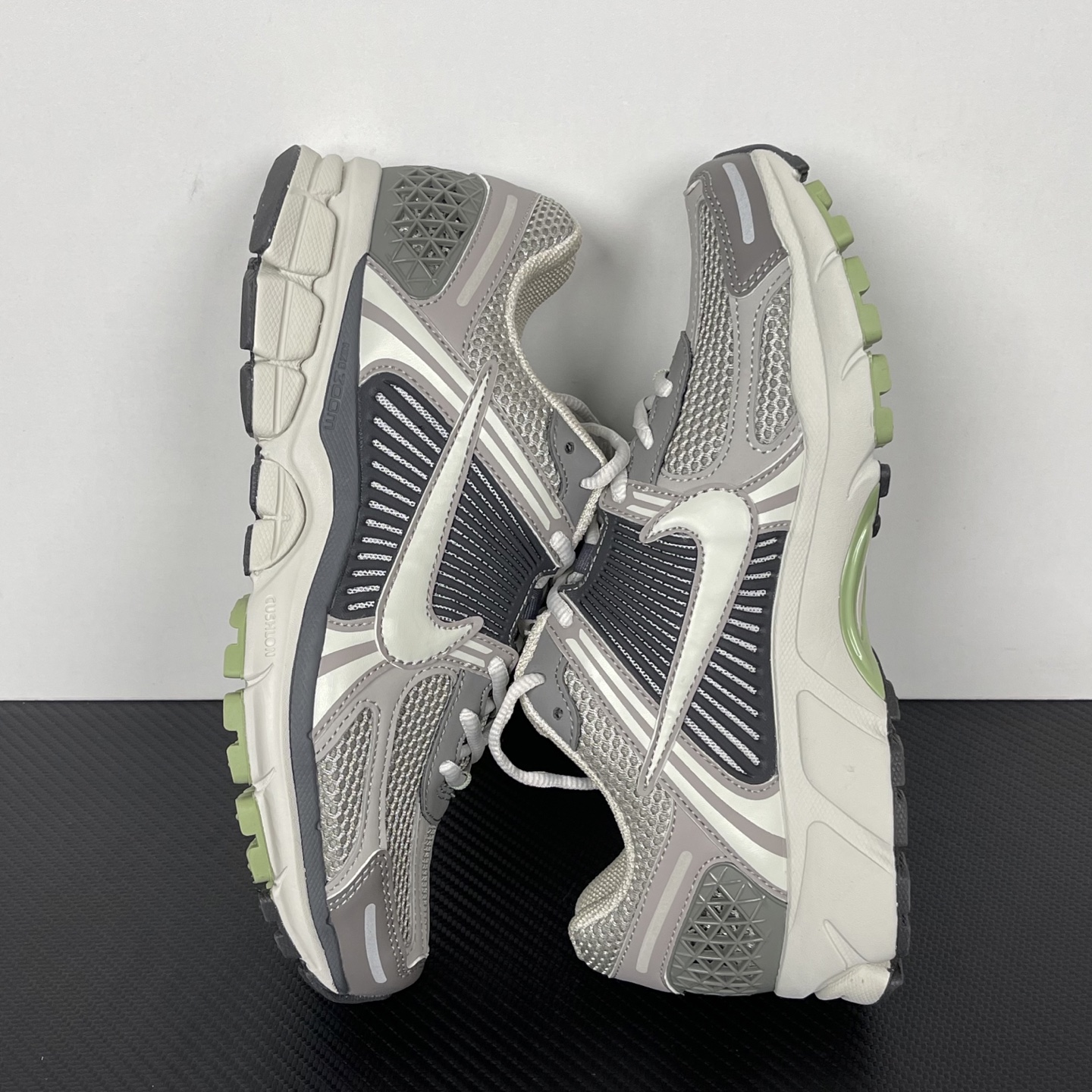
NK Zoom Vomero 5 佛莫罗5代系列经典复古运动慢跑鞋 灰黑色！
货号：HF0731-00