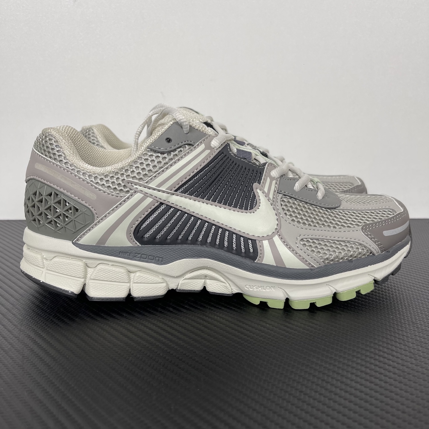 
NK Zoom Vomero 5 佛莫罗5代系列经典复古运动慢跑鞋 灰黑色！
货号：HF0731-00