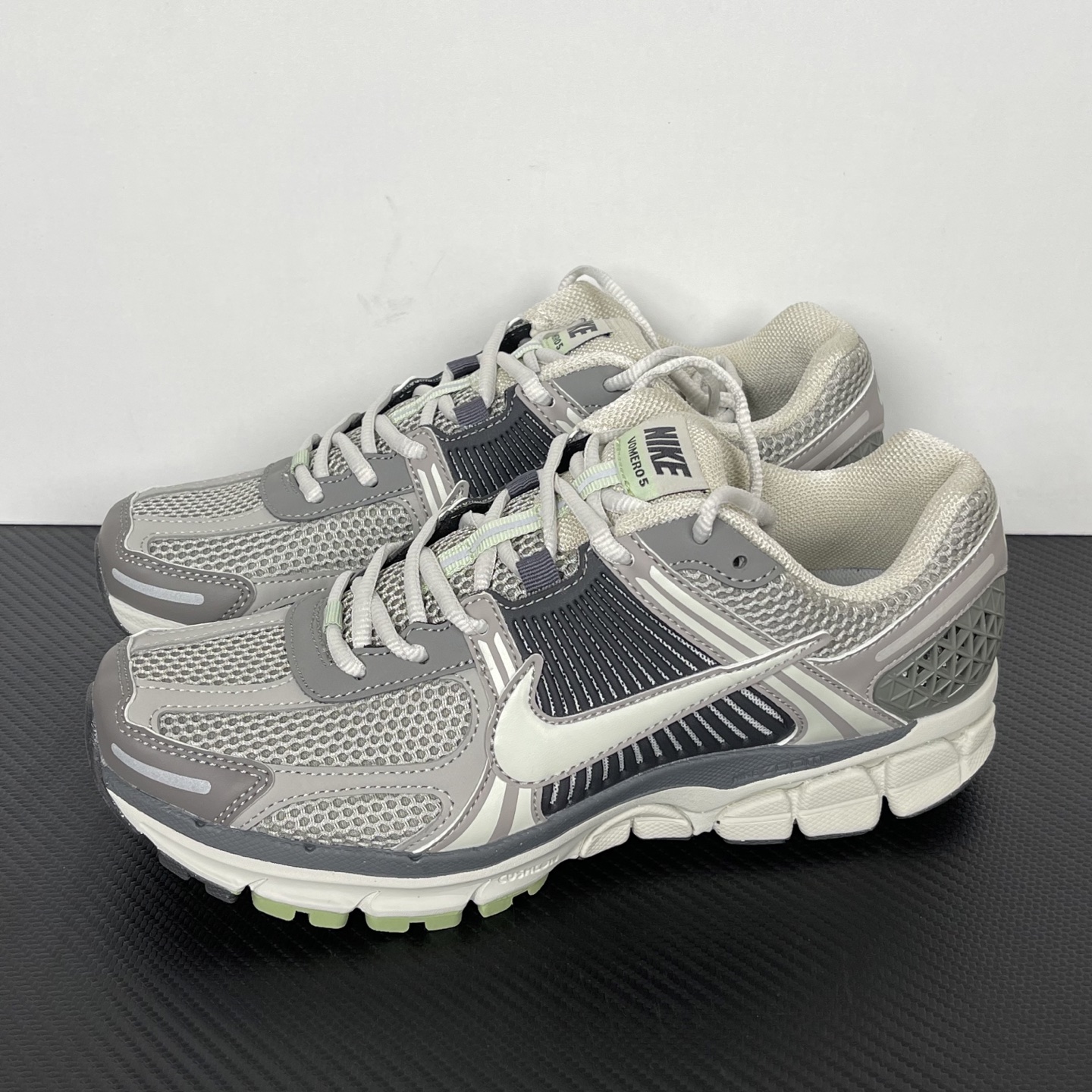 
NK Zoom Vomero 5 佛莫罗5代系列经典复古运动慢跑鞋 灰黑色！
货号：HF0731-00