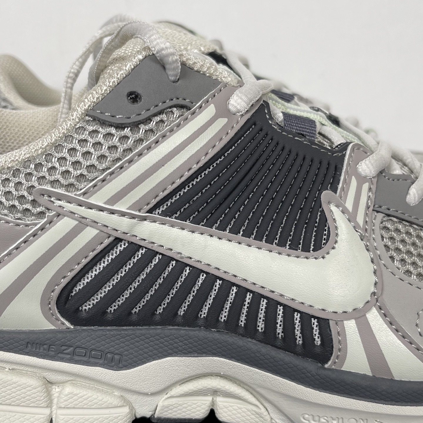 
NK Zoom Vomero 5 佛莫罗5代系列经典复古运动慢跑鞋 灰黑色！
货号：HF0731-00