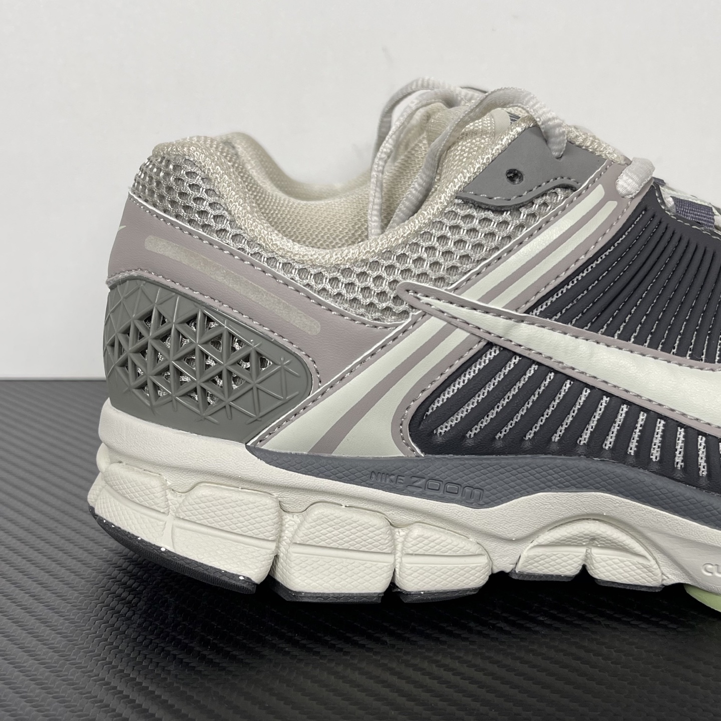 
NK Zoom Vomero 5 佛莫罗5代系列经典复古运动慢跑鞋 灰黑色！
货号：HF0731-00