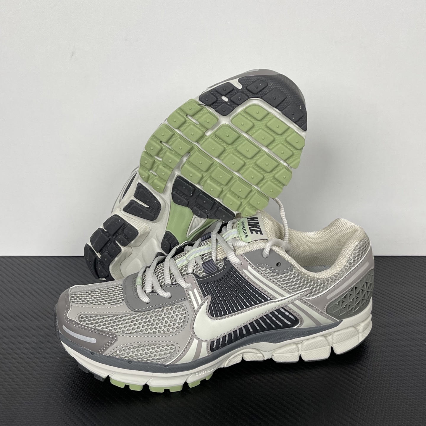 
NK Zoom Vomero 5 佛莫罗5代系列经典复古运动慢跑鞋 灰黑色！
货号：HF0731-00