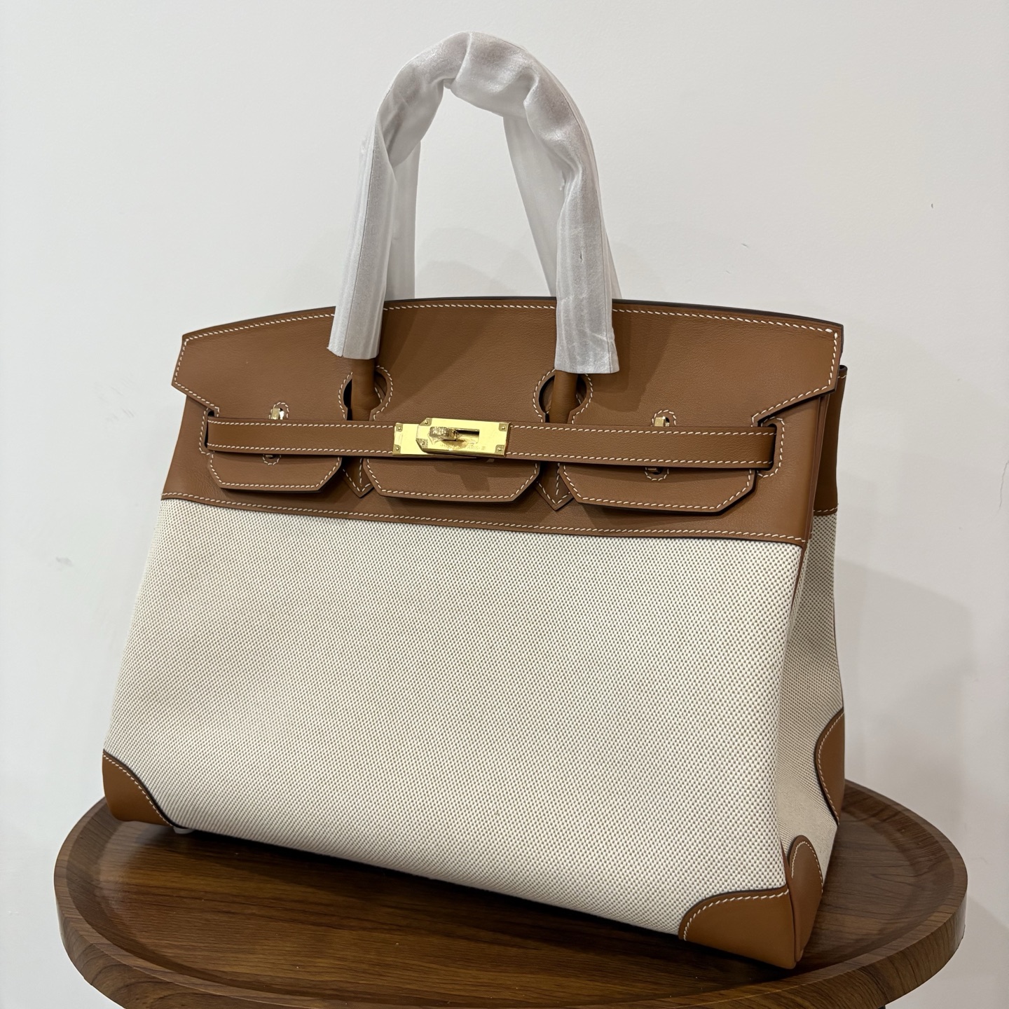 Élégant sac Birkin 35 en toile et cuir avec finitions dorées