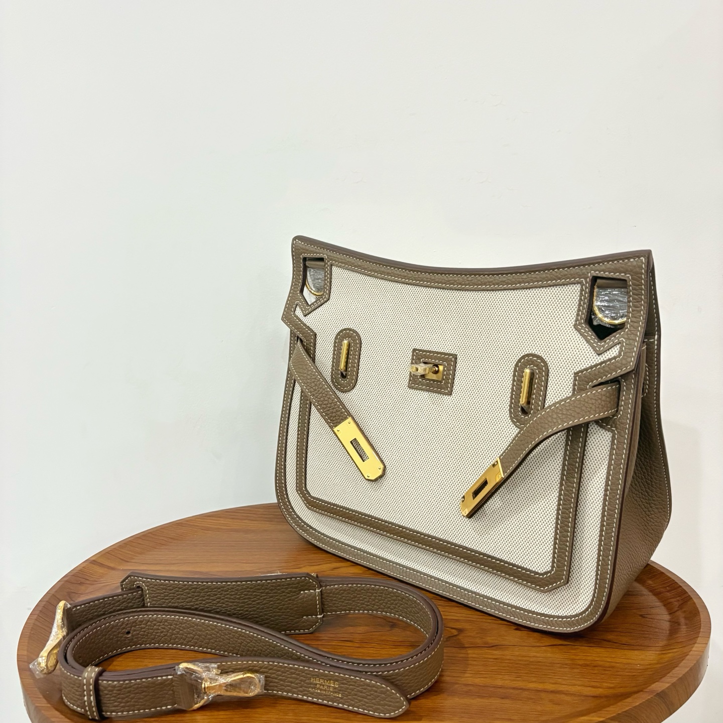 NO:698196,New product for men, Jysiere canvas gypsy 28cm, original imported Togo leather and canvas [elephant gray] gold buckle, same style for men and women, limited edition, counter synchronization, handmade wax thread sewing, pure steel hardware, in stock, Hermes, Hermes,19860909新品 男士专用 Jysiere 帆布吉普赛 28cm 原厂进口Togo皮拼帆布【大象灰】金扣 男女同款 限量版 专柜同步 手工蜡线缝制 纯钢五金 现货,爱马仕,hermes,Hermes,,Bag