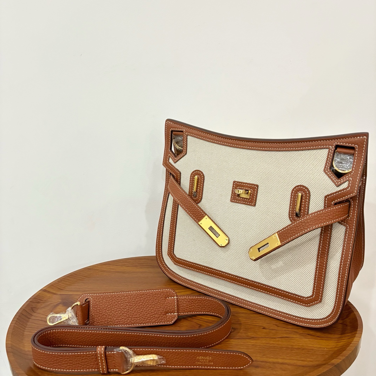 NO:698202,New product for men Jysiere canvas gypsy 28cm Original imported Togo leather canvas [golden brown] gold buckle Same style for men and women Limited edition Counter synchronization Handmade wax thread sewing Pure steel hardware Ready in stock, Hermes, Hermes,19860909新品 男士专用 Jysiere 帆布吉普赛 28cm 原厂进口Togo皮拼帆布【金棕】金扣 男女同款 限量版 专柜同步 手工蜡线缝制 纯钢五金 现货,爱马仕,hermes,Hermes,,Bag