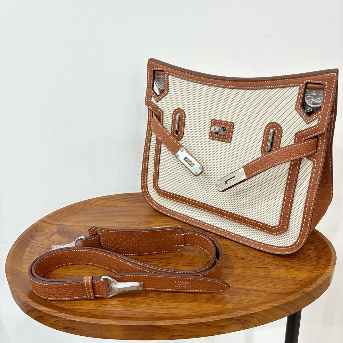 NO:698200,New product for men Jysiere canvas gypsy 28cm Original imported Togo leather canvas [golden brown] silver buckle Same style for men and women Limited edition Counter synchronization Handmade wax thread sewing Pure steel hardware Ready in stock, Hermes, Hermes,19860909新品 男士专用 Jysiere 帆布吉普赛 28cm 原厂进口Togo皮拼帆布【金棕】银扣 男女同款 限量版 专柜同步 手工蜡线缝制 纯钢五金 现货,爱马仕,hermes,Hermes,,Bag