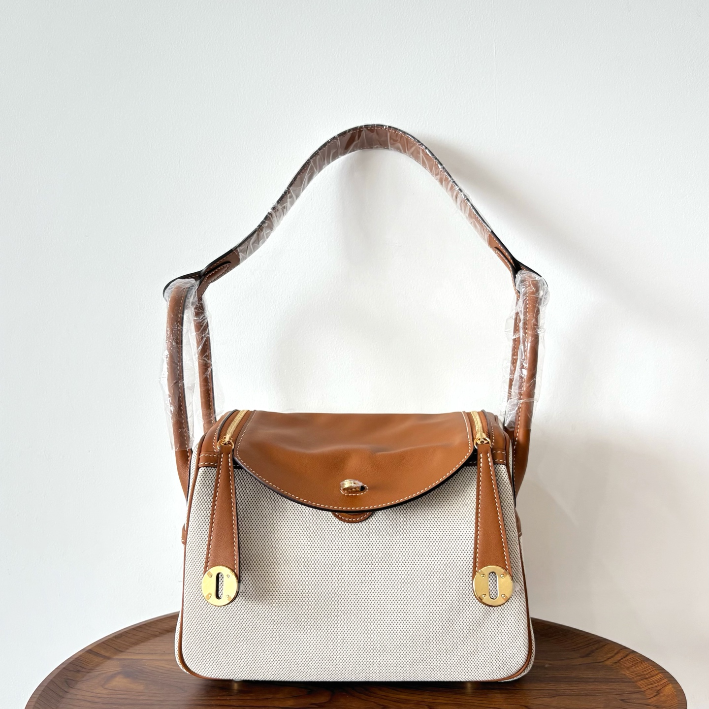 NO:698315,New product Lindy Lindy 26cm imported Swift leather canvas [golden brown] gold buckle commuter leisure bag limited edition counter synchronization handmade wax thread sewing pure steel hardware in stock, Hermes, hermes, stuart weitzman, Hermes,19860909新品 Lindy 琳迪 26cm 原厂进口Swift皮拼帆布【金棕】金扣 通勤休闲包 限量版 专柜同步 手工蜡线缝制 纯钢五金 现货,爱马仕,hermes,stuart weitzman,Hermes,,Bag