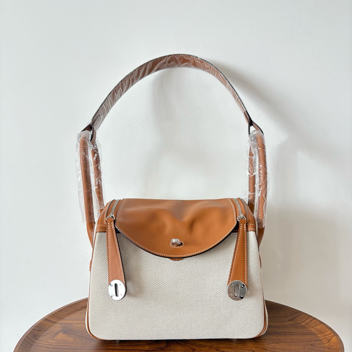 NO:698311,New product Lindy Lindy 26cm imported Swift leather canvas [golden brown] silver buckle commuter leisure bag limited edition counter synchronization handmade wax thread sewing pure steel hardware in stock, Hermes, hermes, stuart weitzman, Hermes,19860909新品 Lindy 琳迪 26cm 原厂进口Swift皮拼帆布【金棕】银扣 通勤休闲包 限量版 专柜同步 手工蜡线缝制 纯钢五金 现货,爱马仕,hermes,stuart weitzman,Hermes,,Bag