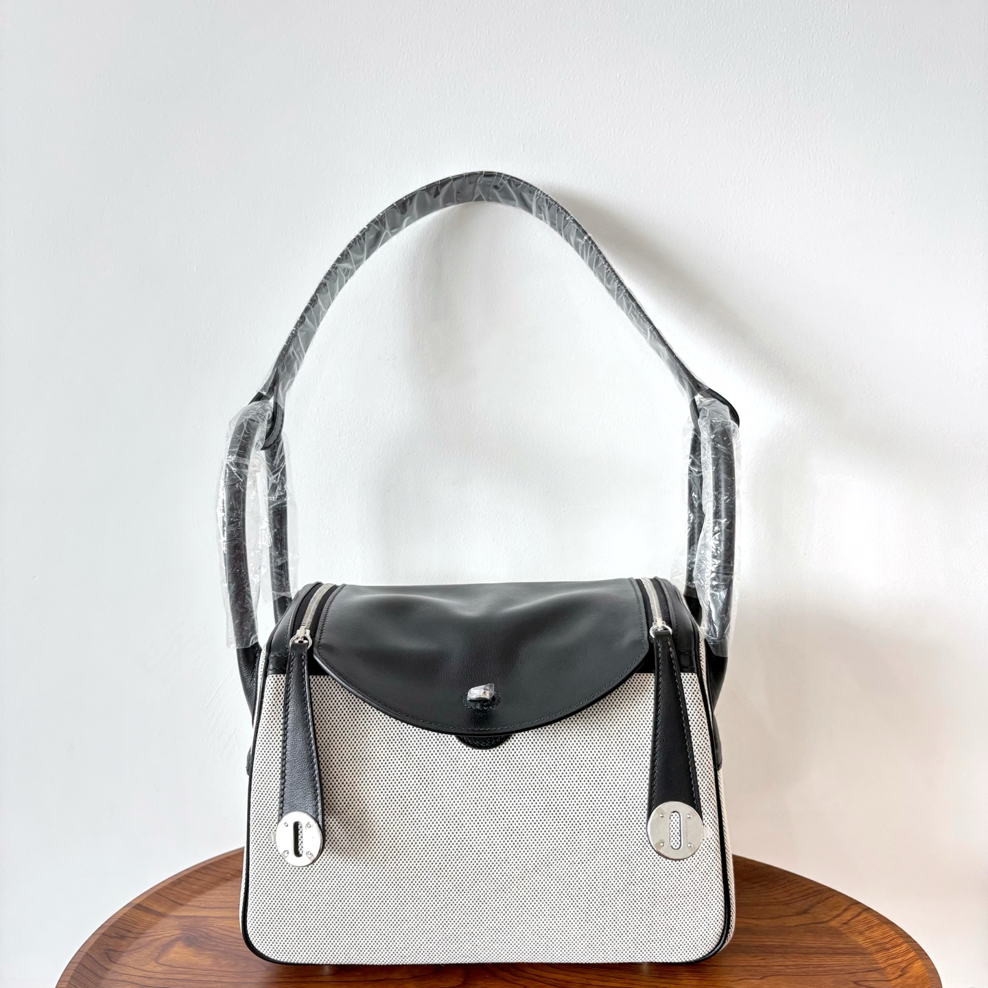 NO:698299,New product Lindy Lindy 26cm imported Swift leather canvas [black] silver buckle commuter leisure bag limited edition counter synchronization handmade wax thread sewing pure steel hardware in stock, Hermes, hermes, stuart weitzman, Hermes,19860909新品 Lindy 琳迪 26cm 原厂进口Swift皮拼帆布【黑色】银扣 通勤休闲包 限量版 专柜同步 手工蜡线缝制 纯钢五金 现货,爱马仕,hermes,stuart weitzman,Hermes,,Bag