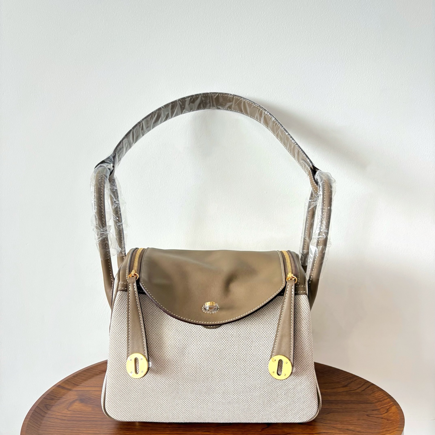 NO:698308,New product Lindy Lindy 26cm imported Swift leather and canvas [elephant gray] gold buckle commuter leisure bag limited edition counter synchronization handmade wax thread sewing pure steel hardware in stock, Hermes, hermes, stuart weitzman, Hermes,19860909新品 Lindy 琳迪 26cm 原厂进口Swift皮拼帆布【大象灰】金扣 通勤休闲包 限量版 专柜同步 手工蜡线缝制 纯钢五金 现货,爱马仕,hermes,stuart weitzman,Hermes,,Bag