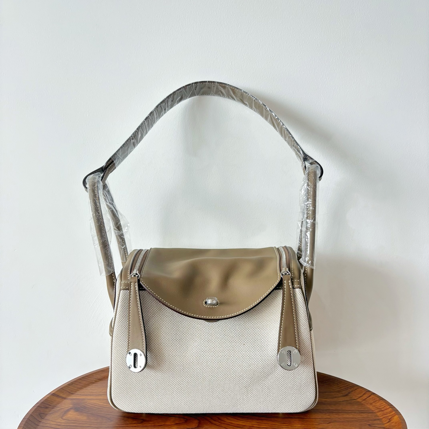 NO:698305,New product Lindy Lindy 26cm imported Swift leather and canvas [elephant gray] silver buckle commuter leisure bag limited edition counter synchronization handmade wax thread sewing pure steel hardware in stock, Hermes, hermes, stuart weitzman, Hermes,19860909新品 Lindy 琳迪 26cm 原厂进口Swift皮拼帆布【大象灰】银扣 通勤休闲包 限量版 专柜同步 手工蜡线缝制 纯钢五金 现货,爱马仕,hermes,stuart weitzman,Hermes,,Bag