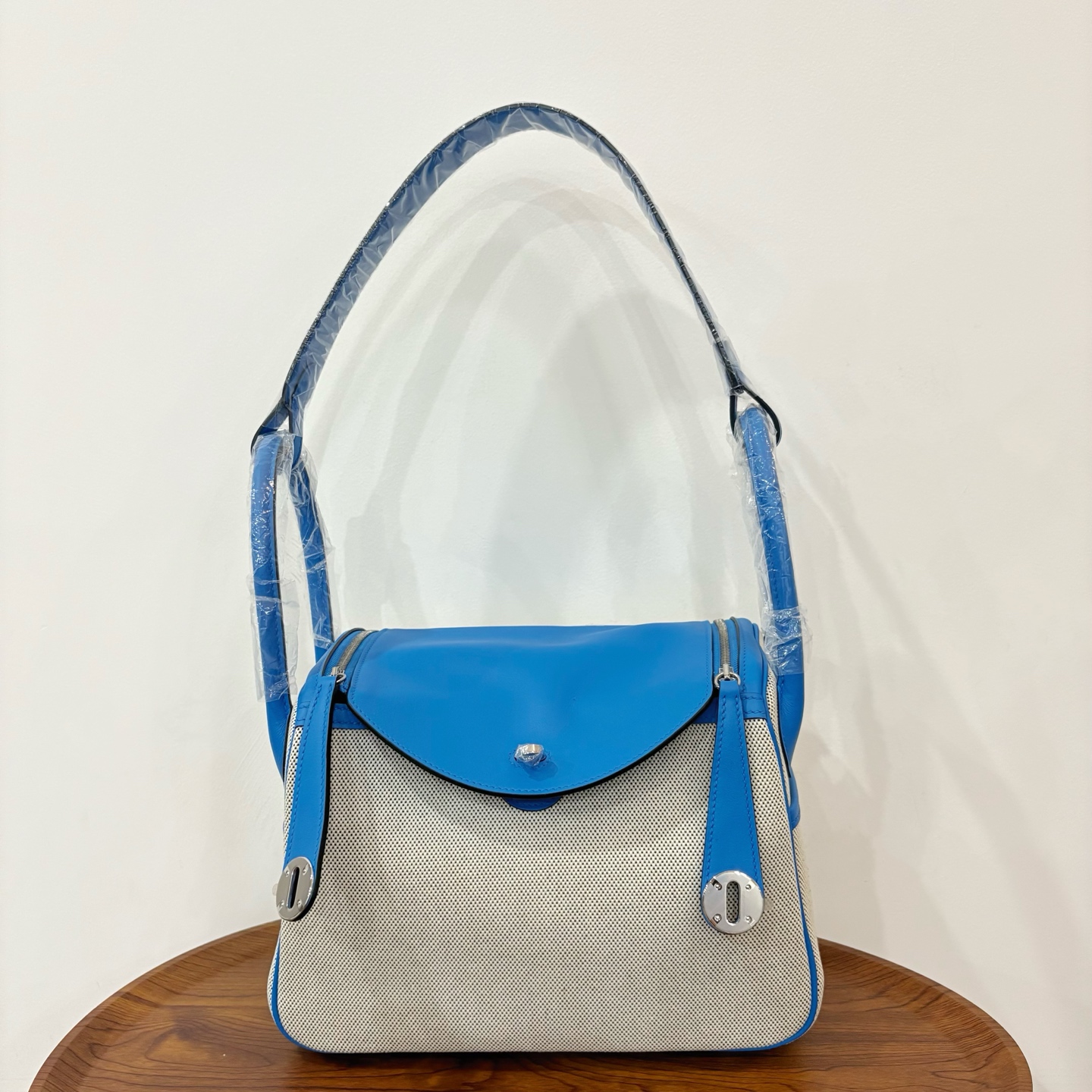 NO:698293,New product Lindy Lindy 26cm imported Swift leather and canvas [Water Demon Blue] silver buckle commuter leisure bag limited edition counter synchronization handmade wax thread sewing pure steel hardware in stock, Hermes, hermes, stuart weitzman, Hermes,19860909新品 Lindy 琳迪 26cm 原厂进口Swift皮拼帆布【水妖蓝】银扣 通勤休闲包 限量版 专柜同步 手工蜡线缝制 纯钢五金 现货,爱马仕,hermes,stuart weitzman,Hermes,,Bag