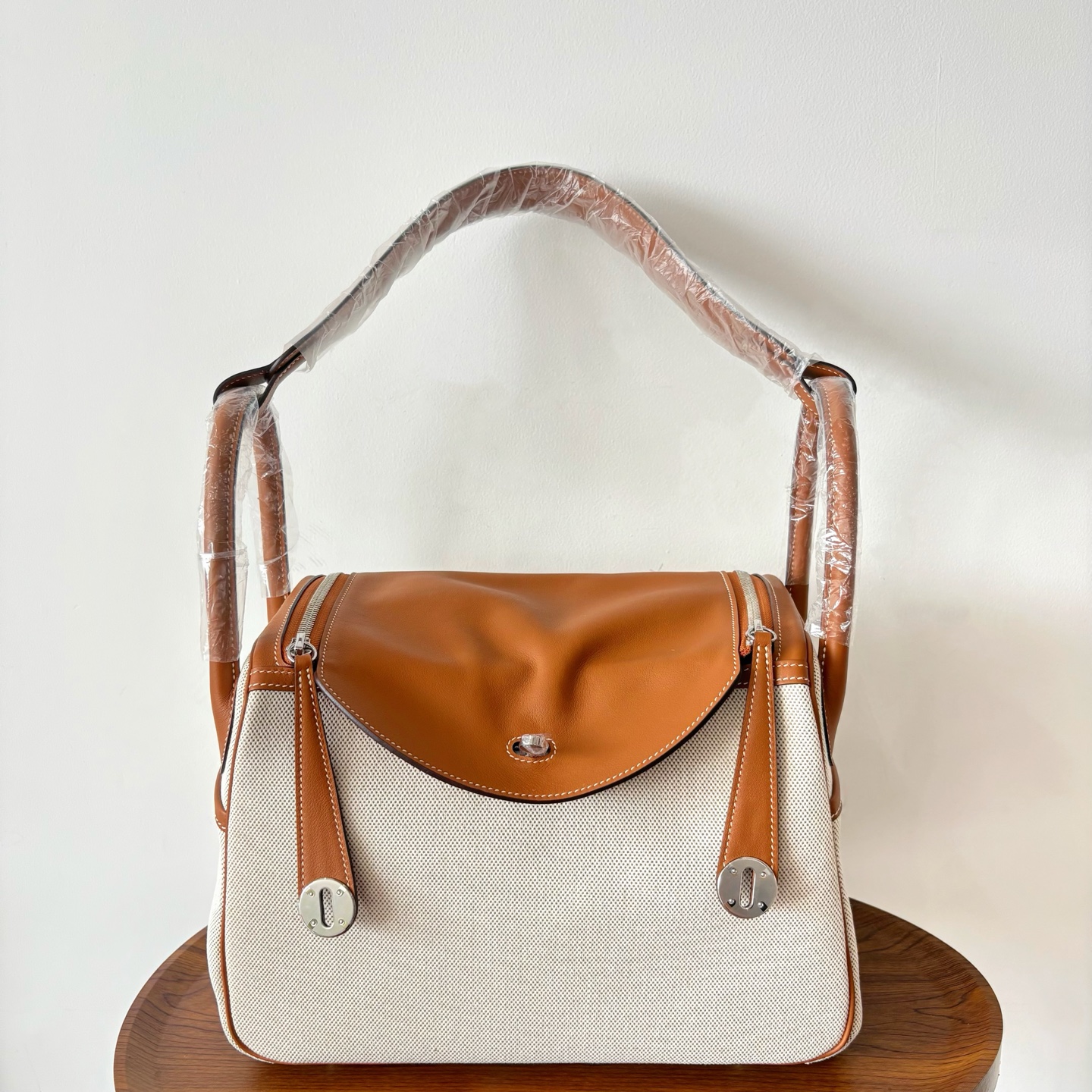 NO:698290,New product Lindy Lindy 30cm imported Swift leather canvas [golden brown] silver buckle commuter leisure bag limited edition counter synchronization handmade wax thread sewing pure steel hardware in stock, Hermes, hermes, stuart weitzman, Hermes,19860909新品 Lindy 琳迪 30cm 原厂进口Swift皮拼帆布【金棕】银扣 通勤休闲包 限量版 专柜同步 手工蜡线缝制 纯钢五金 现货,爱马仕,hermes,stuart weitzman,Hermes,,Bag