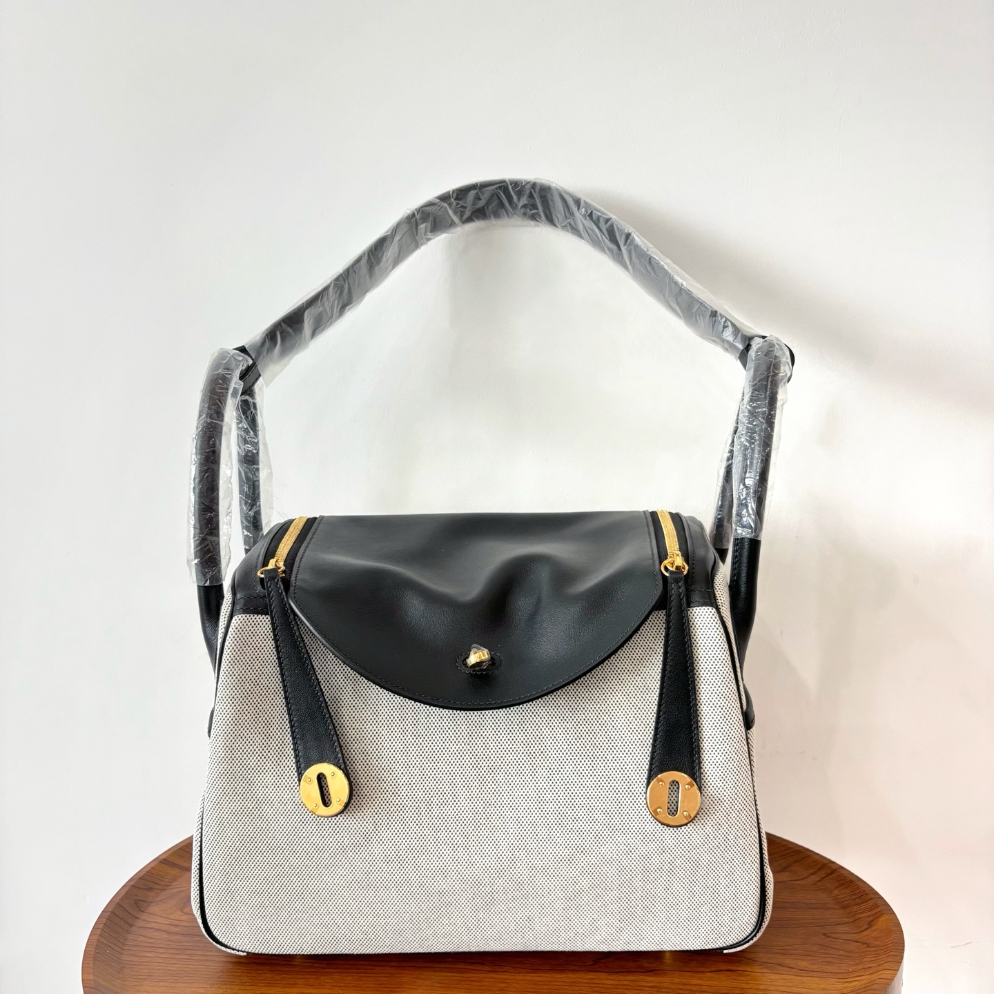 NO:698284,New product Lindy Lindy 30cm imported Swift leather and canvas [black] gold buckle commuter leisure bag limited edition counter synchronization handmade wax thread sewing pure steel hardware in stock, Hermes, hermes, stuart weitzman, Hermes,19860909新品 Lindy 琳迪 30cm 原厂进口Swift皮拼帆布【黑色】金扣 通勤休闲包 限量版 专柜同步 手工蜡线缝制 纯钢五金 现货,爱马仕,hermes,stuart weitzman,Hermes,,Bag