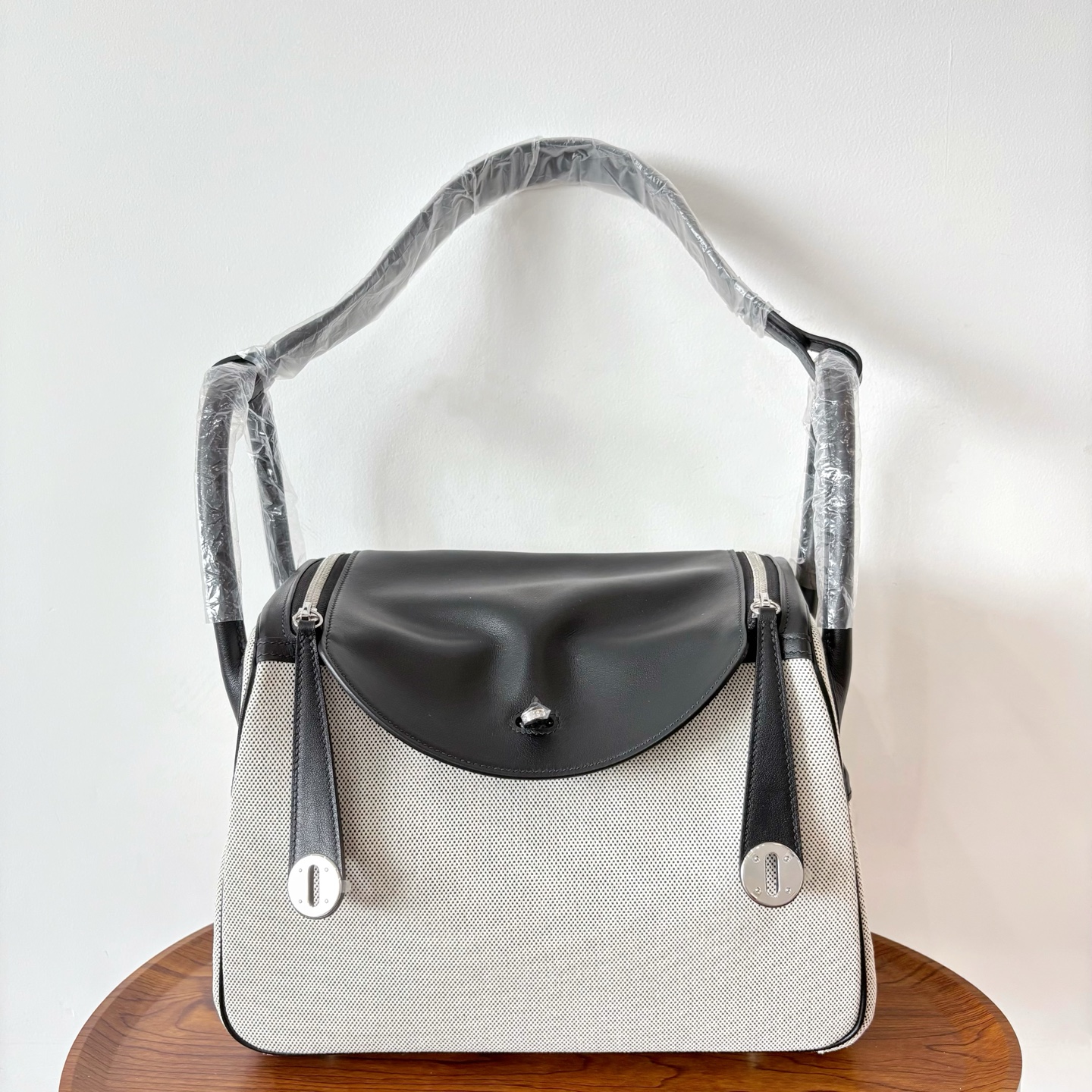 NO:698282,New product Lindy 30cm imported Swift leather and canvas [black] silver buckle commuter leisure bag limited edition counter synchronization handmade wax thread sewing pure steel hardware in stock, Hermes, hermes, stuart weitzman, Hermes,19860909新品 Lindy 琳迪 30cm 原厂进口Swift皮拼帆布【黑色】银扣 通勤休闲包 限量版 专柜同步 手工蜡线缝制 纯钢五金 现货,爱马仕,hermes,stuart weitzman,Hermes,,Bag