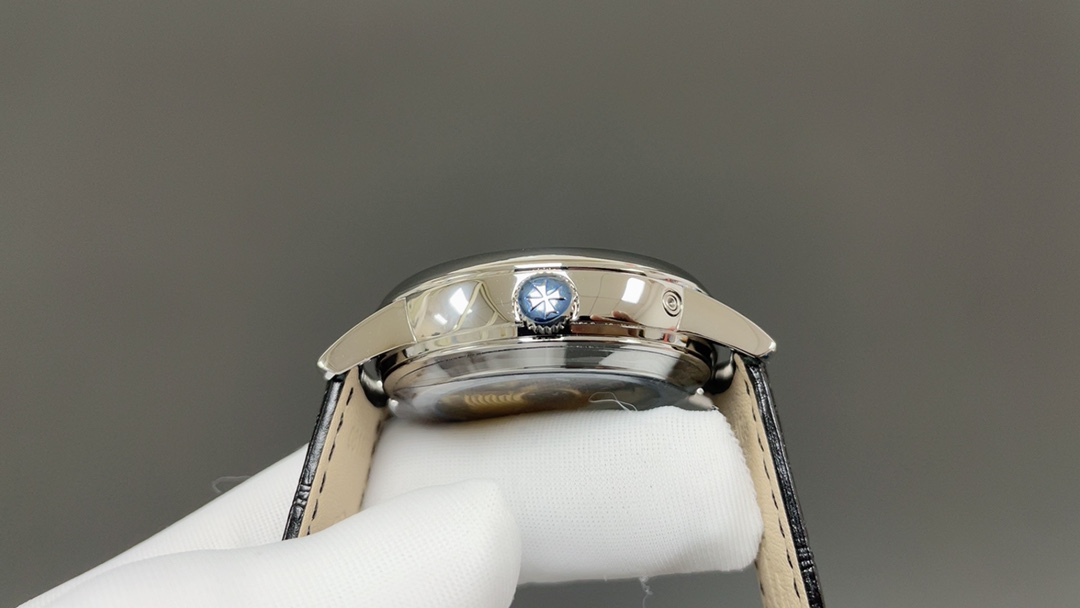 全新升级版🌐Vacheron constantin 经典之美品鉴江诗丹顿传承逆跳日历款腕表 型号4010U/000R-B329。盘面设计独树一帜，功能简单实用。采用自制Cal.2460 R31L/1机芯 直径42.5毫米 。搭配意大利牛皮原装表扣，佩戴更舒适，简敛精致不失优雅，经典传承 永不过时🌐