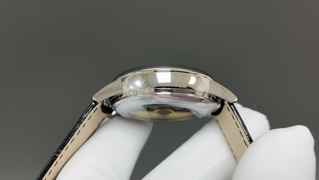 全新升级版🌐Vacheron constantin 经典之美品鉴江诗丹顿传承逆跳日历款腕表 型号4010U/000R-B329。盘面设计独树一帜，功能简单实用。采用自制Cal.2460 R31L/1机芯 直径42.5毫米 。搭配意大利牛皮原装表扣，佩戴更舒适，简敛精致不失优雅，经典传承 永不过时🌐