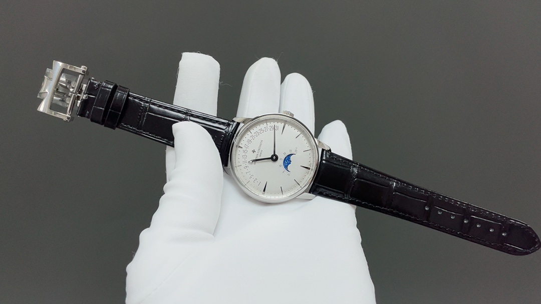 全新升级版🌐Vacheron constantin 经典之美品鉴江诗丹顿传承逆跳日历款腕表 型号4010U/000R-B329。盘面设计独树一帜，功能简单实用。采用自制Cal.2460 R31L/1机芯 直径42.5毫米 。搭配意大利牛皮原装表扣，佩戴更舒适，简敛精致不失优雅，经典传承 永不过时🌐