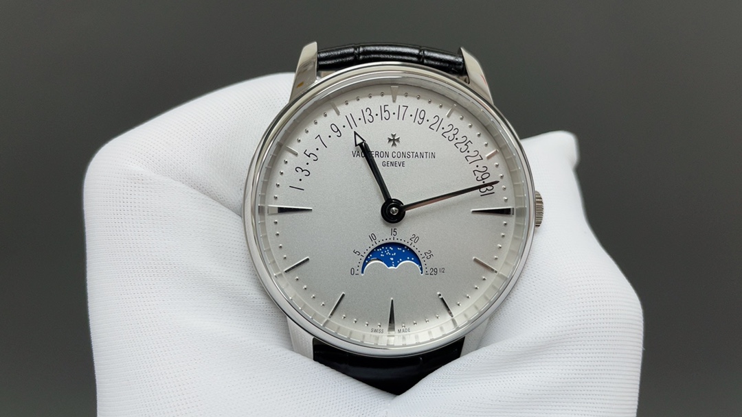 全新升级版🌐Vacheron constantin 经典之美品鉴江诗丹顿传承逆跳日历款腕表 型号4010U/000R-B329。盘面设计独树一帜，功能简单实用。采用自制Cal.2460 R31L/1机芯 直径42.5毫米 。搭配意大利牛皮原装表扣，佩戴更舒适，简敛精致不失优雅，经典传承 永不过时🌐