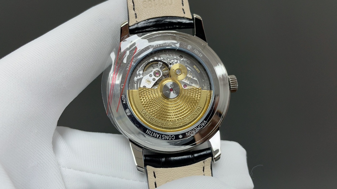 全新升级版🌐Vacheron constantin 经典之美品鉴江诗丹顿传承逆跳日历款腕表 型号4010U/000R-B329。盘面设计独树一帜，功能简单实用。采用自制Cal.2460 R31L/1机芯 直径42.5毫米 。搭配意大利牛皮原装表扣，佩戴更舒适，简敛精致不失优雅，经典传承 永不过时🌐