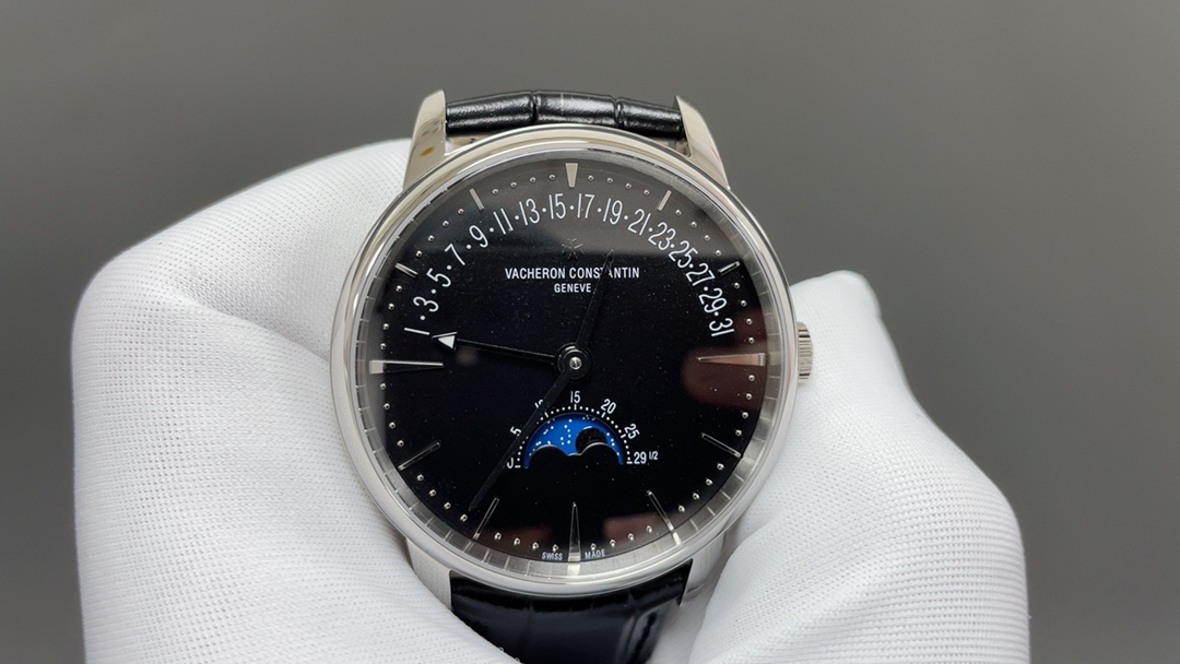 全新升级版🌐Vacheron constantin 经典之美品鉴江诗丹顿传承逆跳日历款腕表 型号4010U/000R-B329。盘面设计独树一帜，功能简单实用。采用自制Cal.2460 R31L/1机芯 直径42.5毫米 。搭配意大利牛皮原装表扣，佩戴更舒适，简敛精致不失优雅，经典传承 永不过时🌐