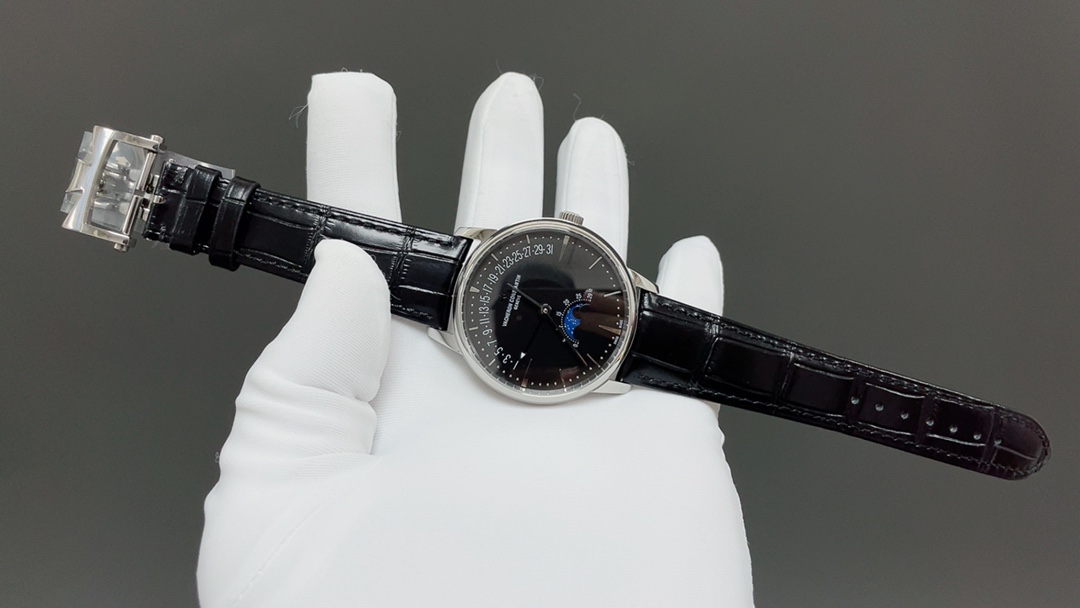 全新升级版🌐Vacheron constantin 经典之美品鉴江诗丹顿传承逆跳日历款腕表 型号4010U/000R-B329。盘面设计独树一帜，功能简单实用。采用自制Cal.2460 R31L/1机芯 直径42.5毫米 。搭配意大利牛皮原装表扣，佩戴更舒适，简敛精致不失优雅，经典传承 永不过时🌐