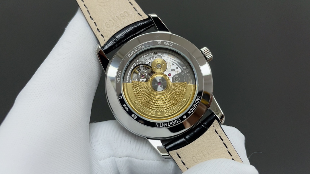全新升级版🌐Vacheron constantin 经典之美品鉴江诗丹顿传承逆跳日历款腕表 型号4010U/000R-B329。盘面设计独树一帜，功能简单实用。采用自制Cal.2460 R31L/1机芯 直径42.5毫米 。搭配意大利牛皮原装表扣，佩戴更舒适，简敛精致不失优雅，经典传承 永不过时🌐