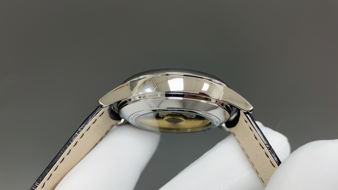 全新升级版🌐Vacheron constantin 经典之美品鉴江诗丹顿传承逆跳日历款腕表 型号4010U/000R-B329。盘面设计独树一帜，功能简单实用。采用自制Cal.2460 R31L/1机芯 直径42.5毫米 。搭配意大利牛皮原装表扣，佩戴更舒适，简敛精致不失优雅，经典传承 永不过时🌐