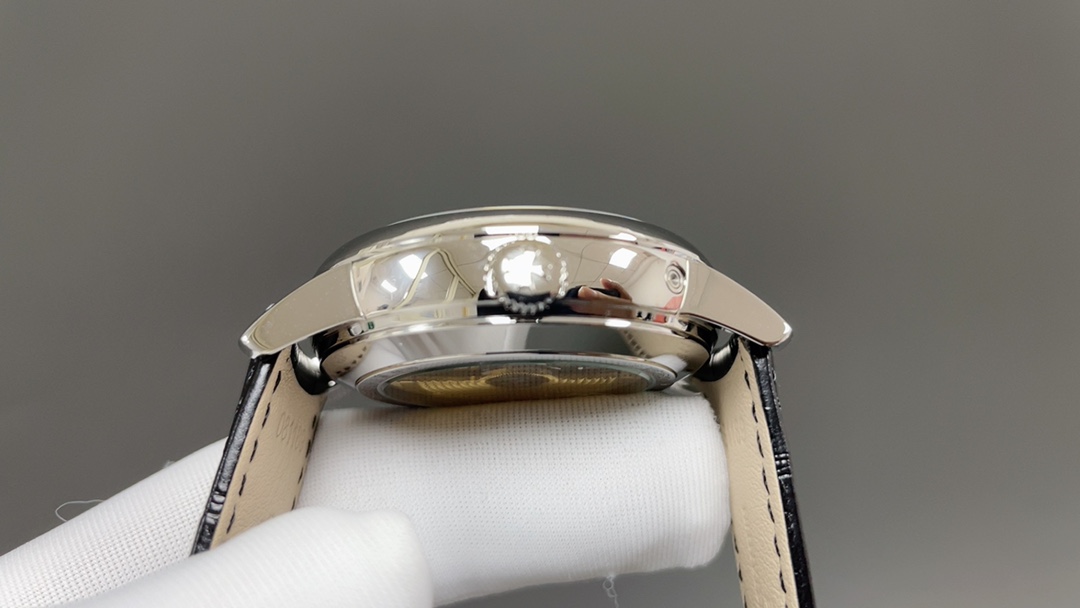 全新升级版🌐Vacheron constantin 经典之美品鉴江诗丹顿传承逆跳日历款腕表 型号4010U/000R-B329。盘面设计独树一帜，功能简单实用。采用自制Cal.2460 R31L/1机芯 直径42.5毫米 。搭配意大利牛皮原装表扣，佩戴更舒适，简敛精致不失优雅，经典传承 永不过时🌐